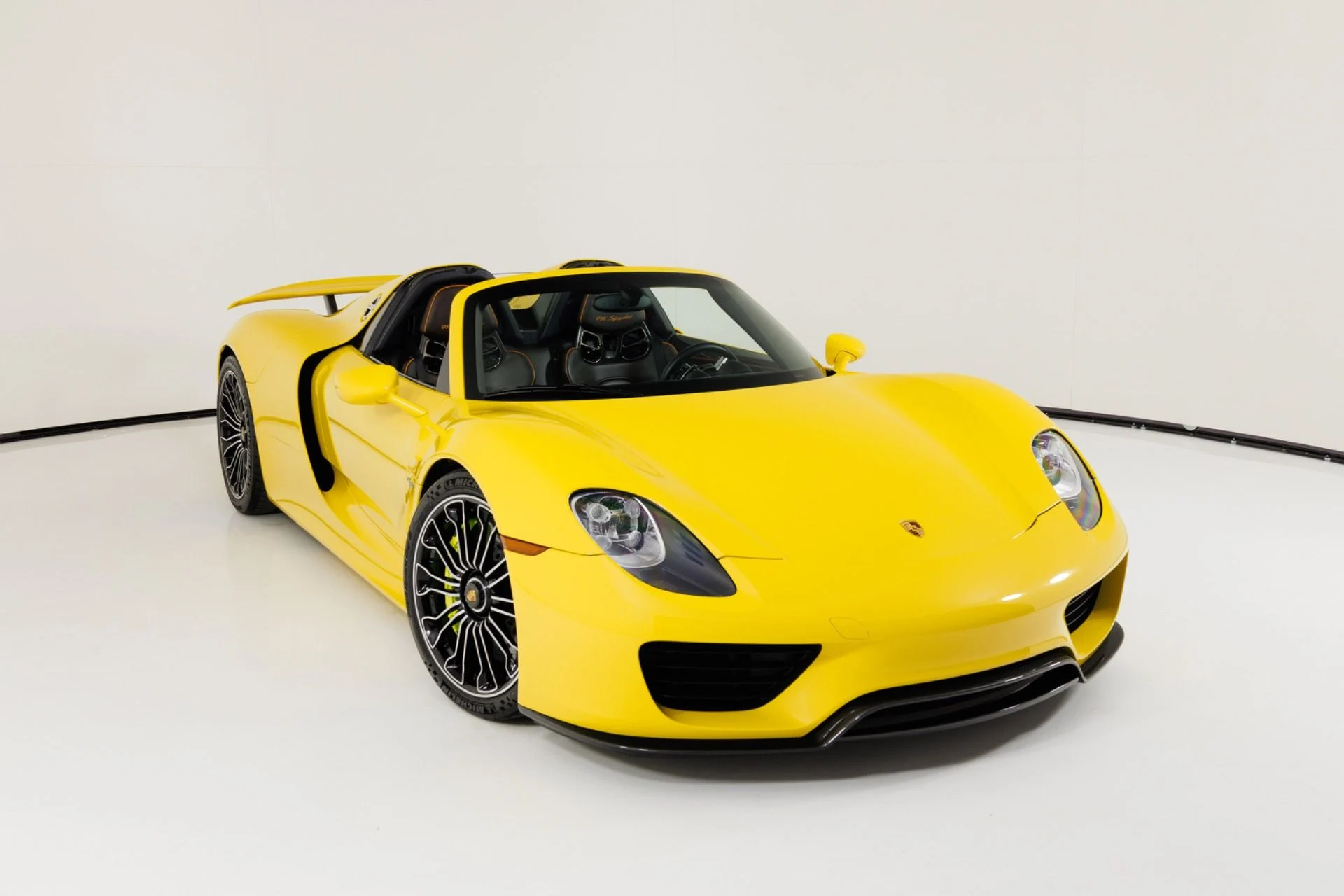 mph049_2835480873_Used_2015_Porsche_918_Spyder_1789427638_143930b8be