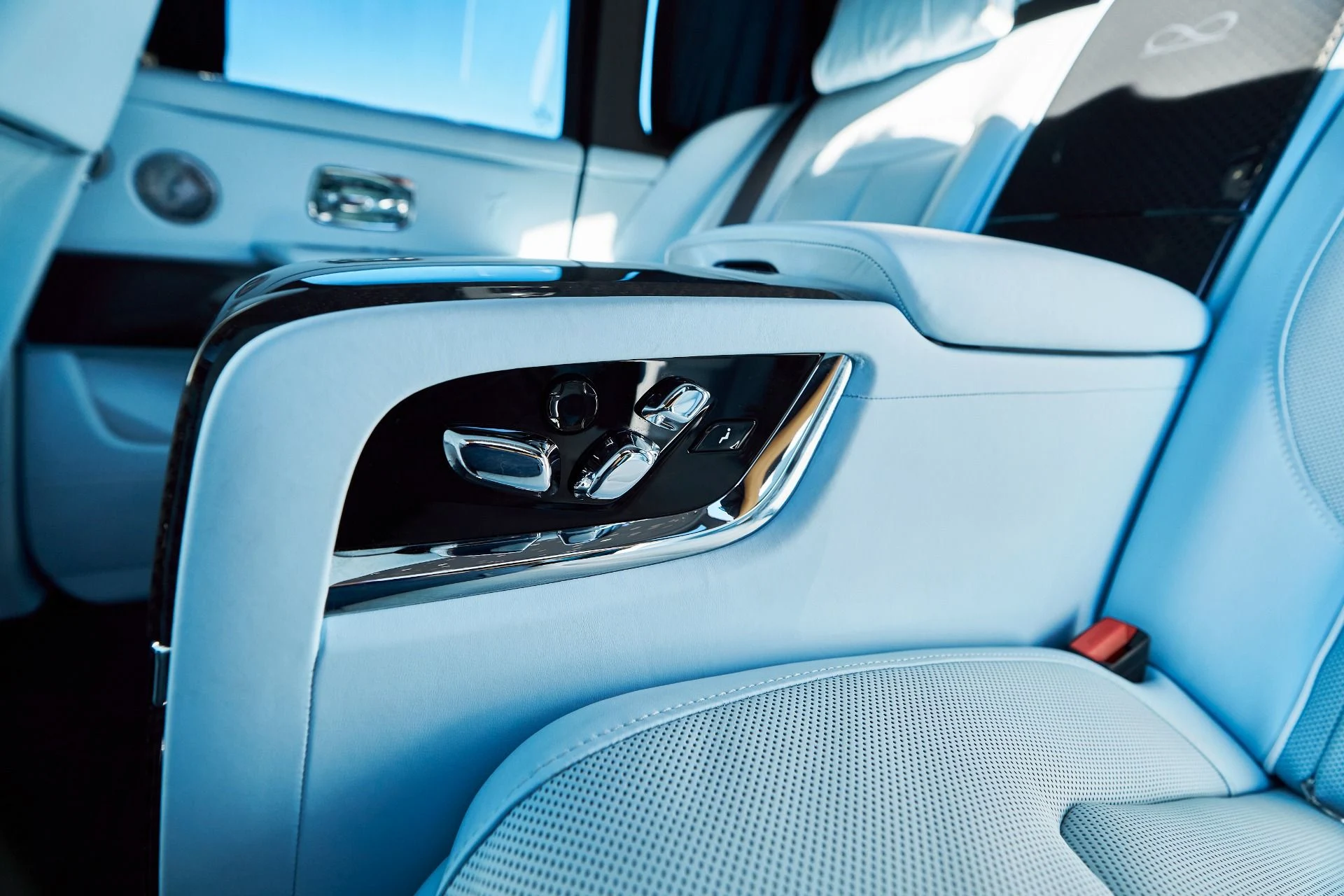 mph049_2968189291_Used_2022_Rolls_Royce_Cullinan_Black_Badge_1765411095_a90cad15df