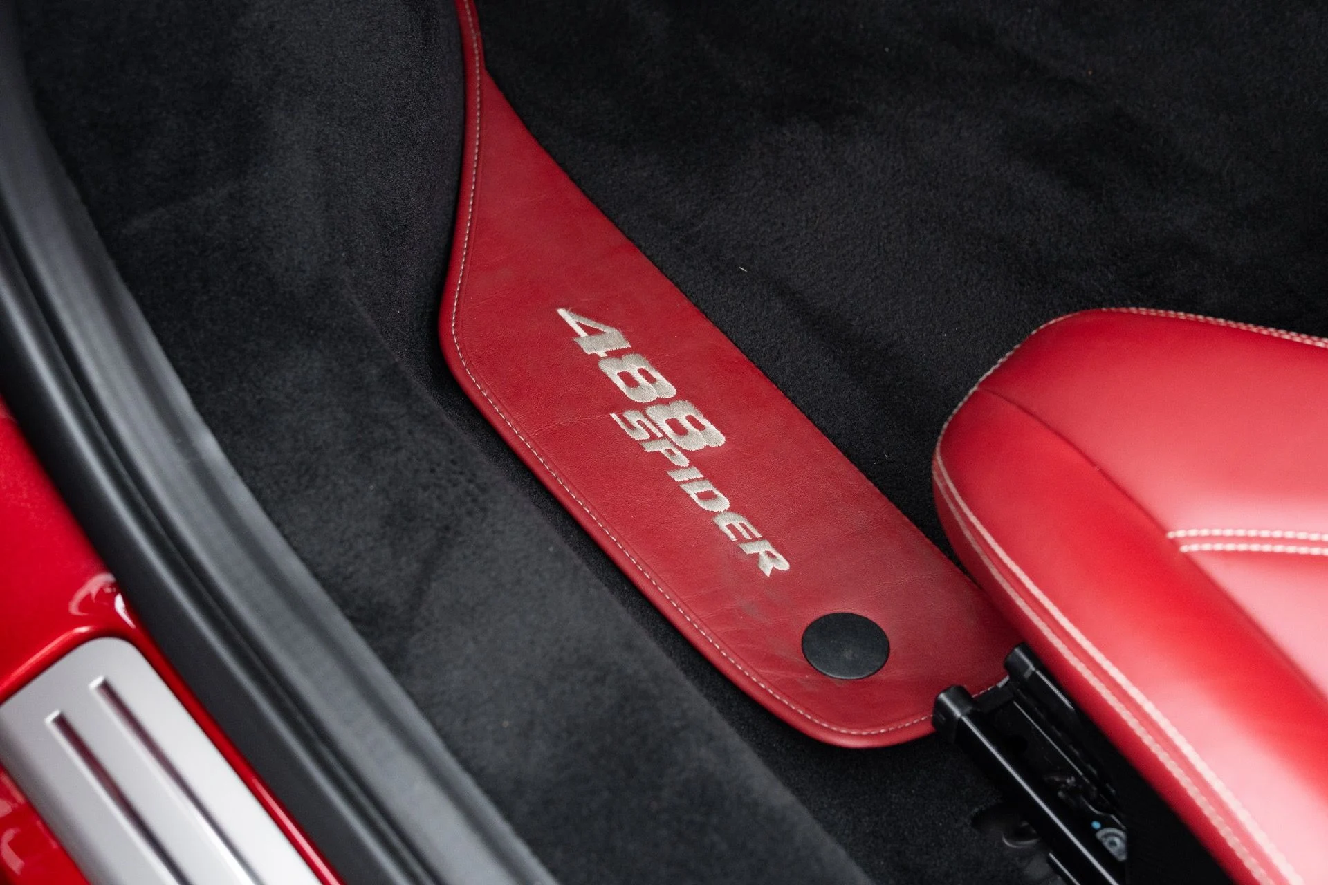 mph049_3018715954_Used_2019_Ferrari_488_Spider_1775191642_58b061bfff