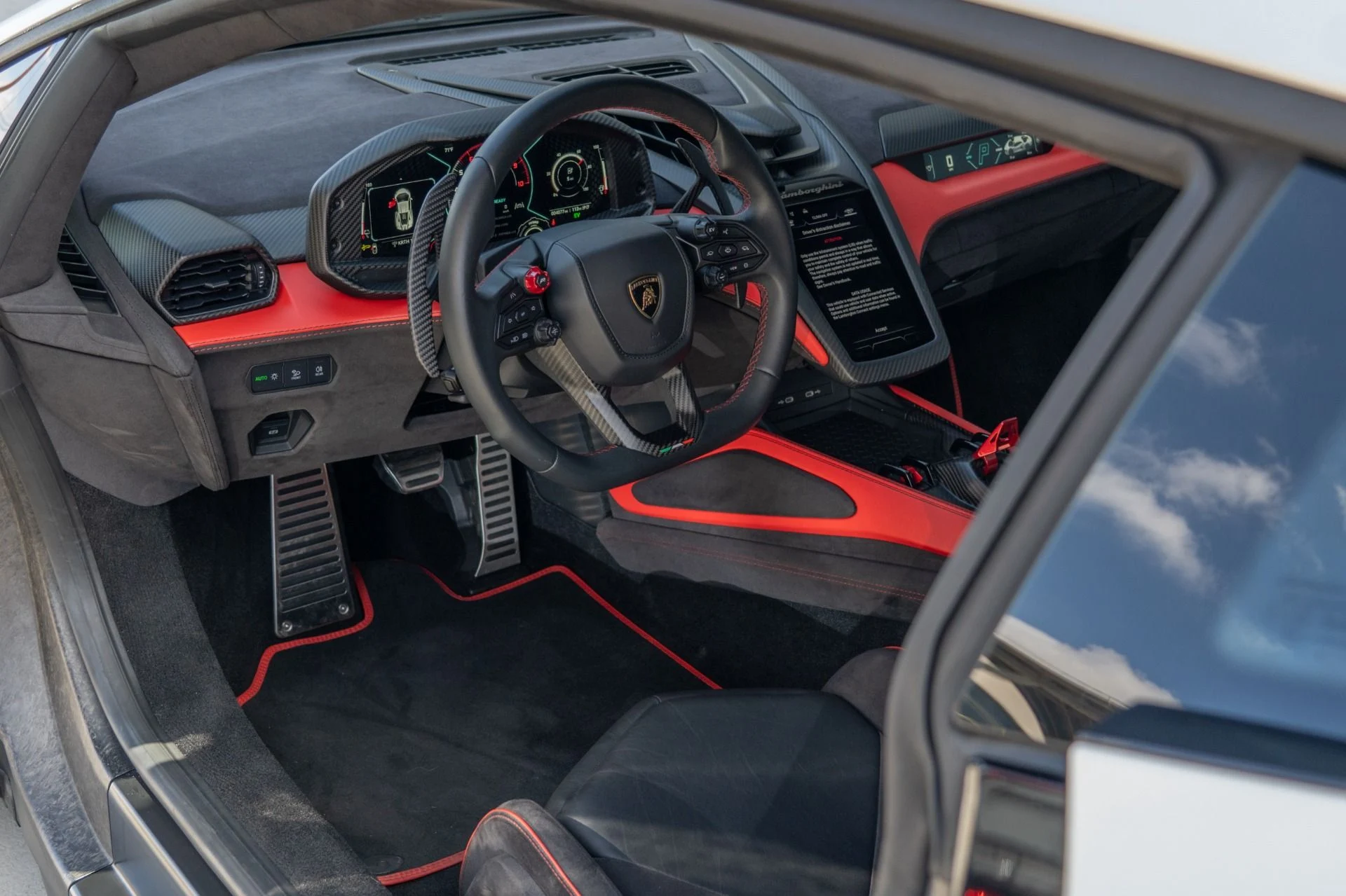 mph049_3044727194_Used_2024_Lamborghini_Revuelto_1759355869_4aeecb1506