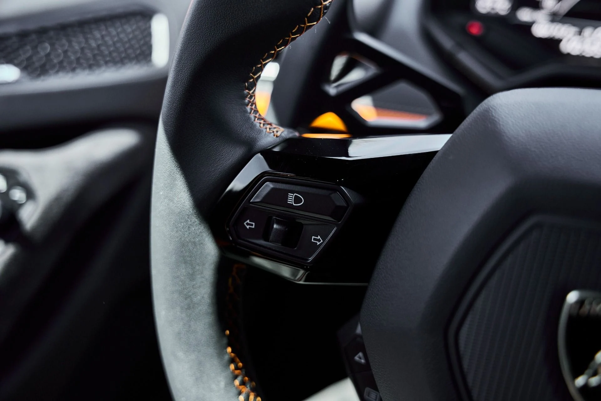 mph049_3052096884_Used_2023_Lamborghini_Huracan_Tecnica_Base_1777011686_99f147b0f1