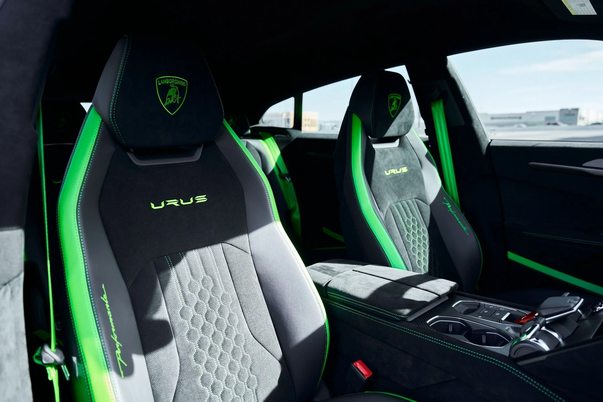 mph049_306827629_Used_2024_Lamborghini_Urus_Performante_1772849116_1a984a3171