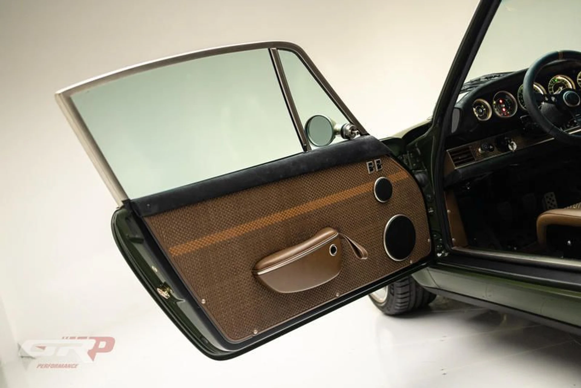 mph049_3156428341_873_B1_F96_F0_C5_450_A_8_B5_E_935724_B34767_6b770350fa