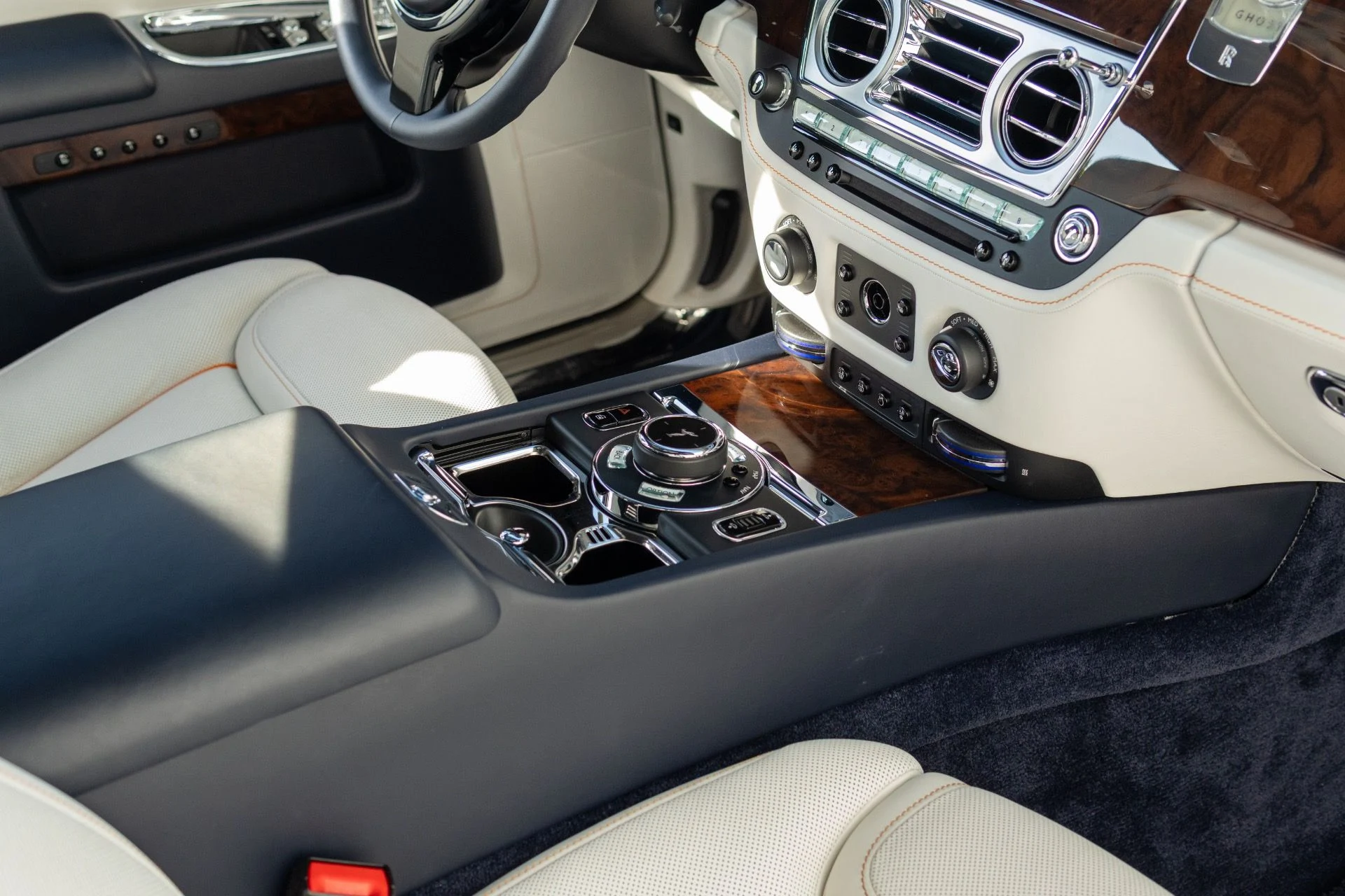 mph049_3231737169_Used_2018_Rolls_Royce_Ghost_1765824060_8f26a8d891