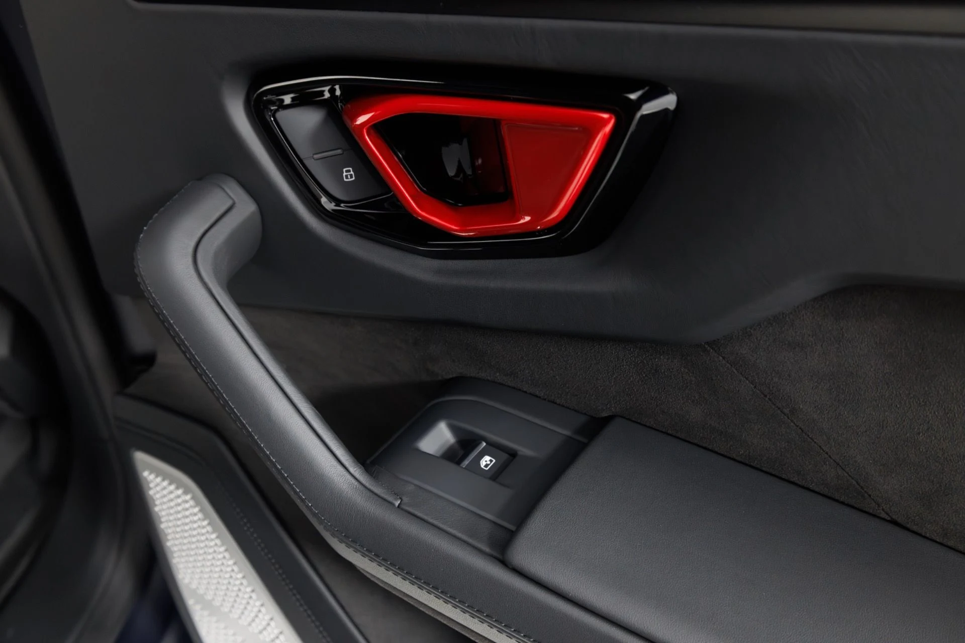 mph049_3401305237_Used_2025_Lamborghini_Urus_SE_1779304715_ebf5dde4e1