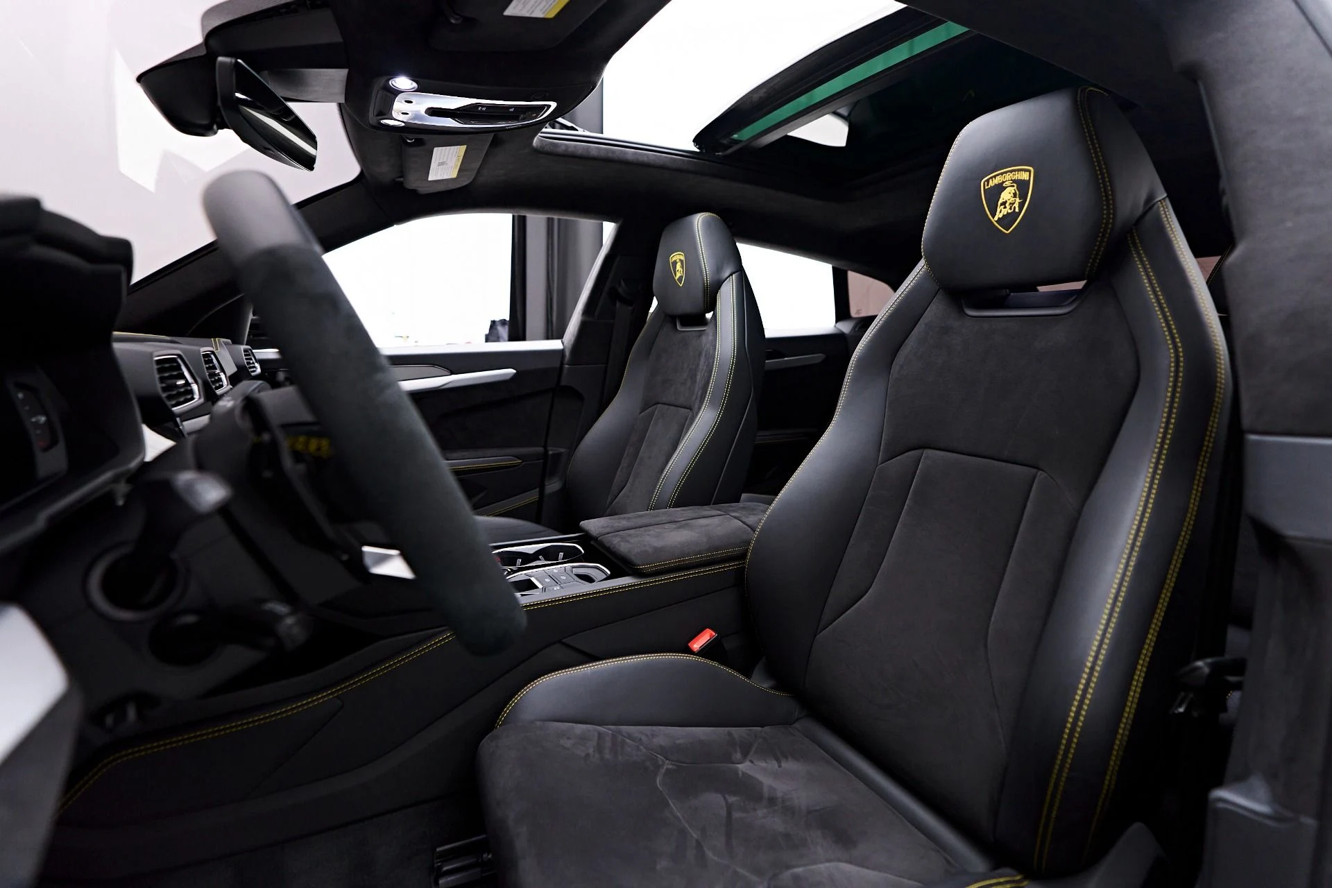 mph049_3427828851_Used_2021_Lamborghini_Urus_Base_1758751772_16ba04cc32