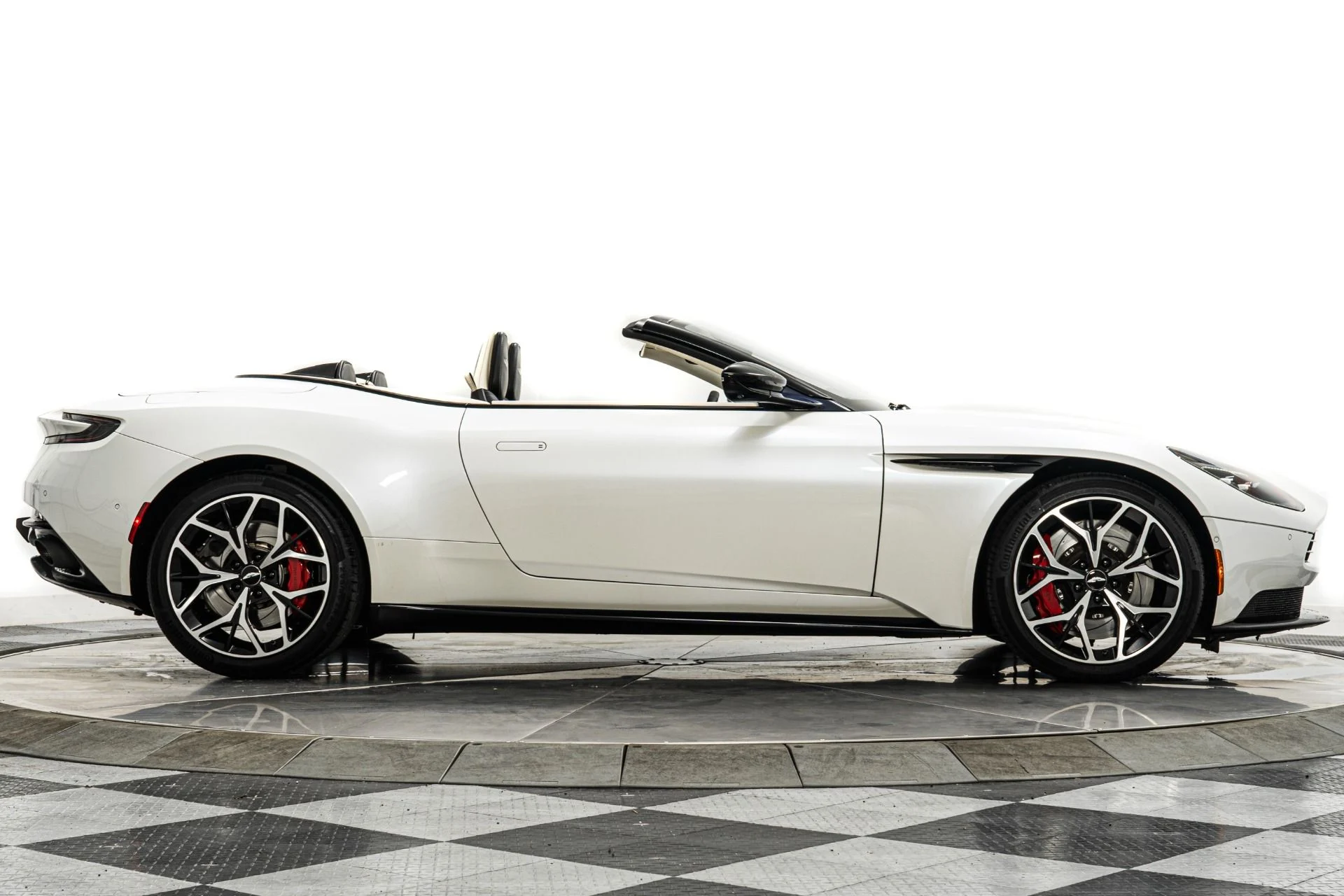 mph049_3442391613_Used_2019_Aston_Martin_DB_11_Volante_1760477407_22d7386df5