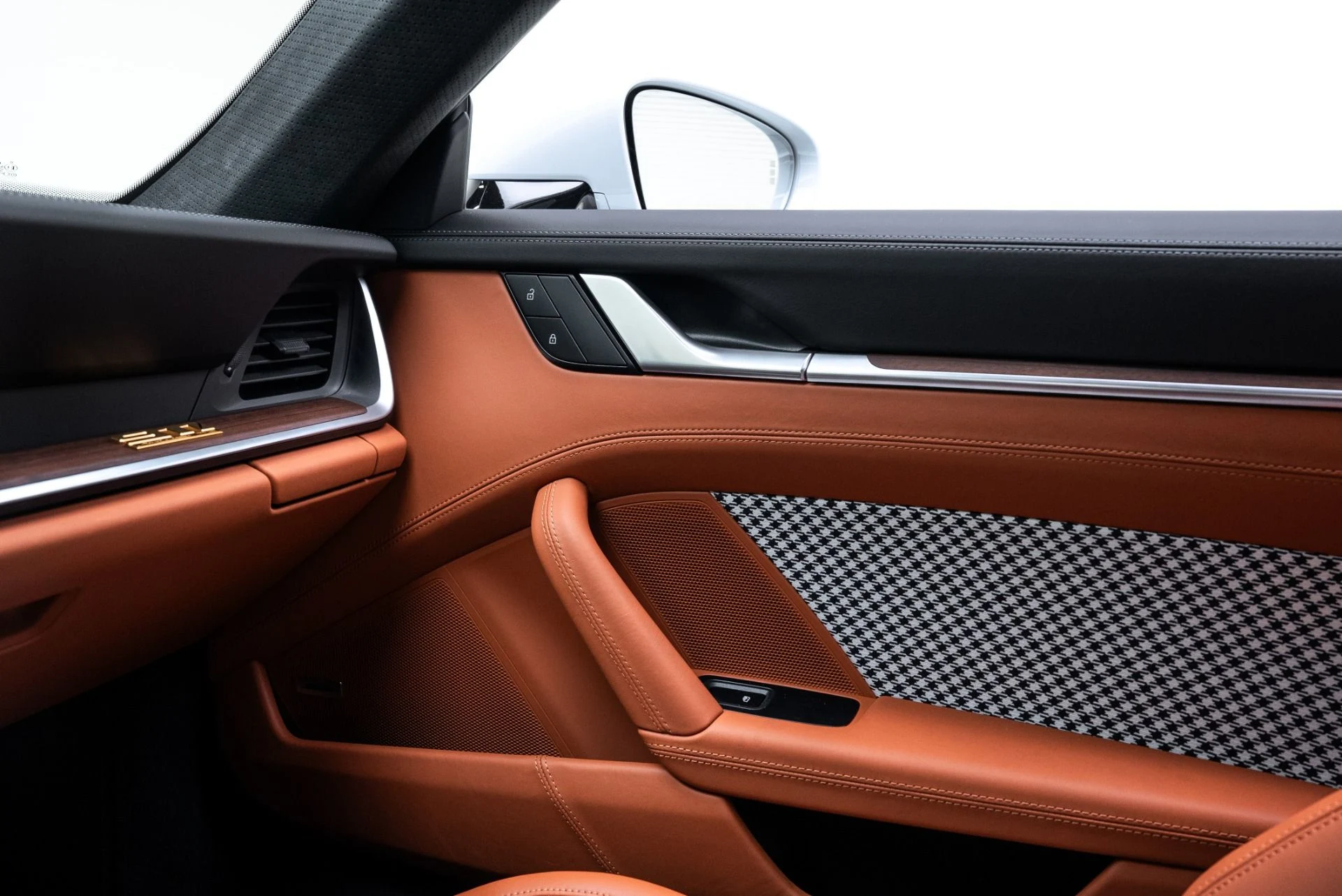 mph049_3556944250_Used_2023_Porsche_911_Sport_Classic_1774647065_75e1cb709a