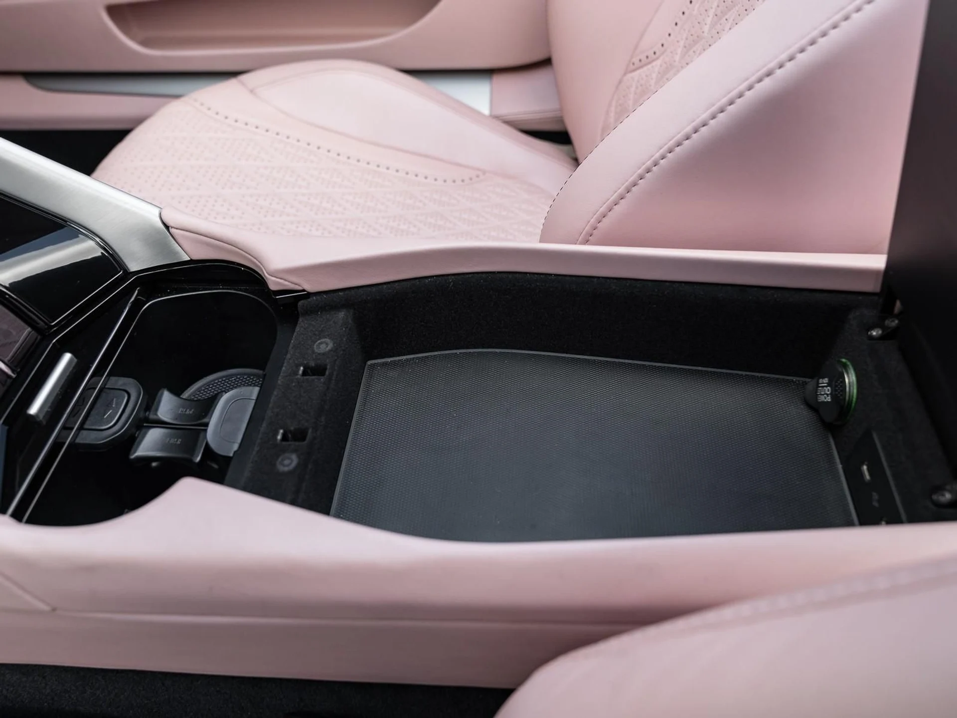 mph049_3557721769_Used_2025_Aston_Martin_DB_12_1761167169_87947886ca