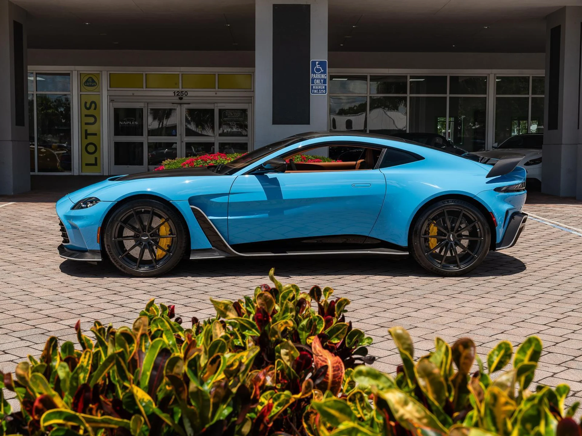 mph049_3559151946_Used_2023_Aston_Martin_Vantage_V12_1780952629_5711fcdfa9
