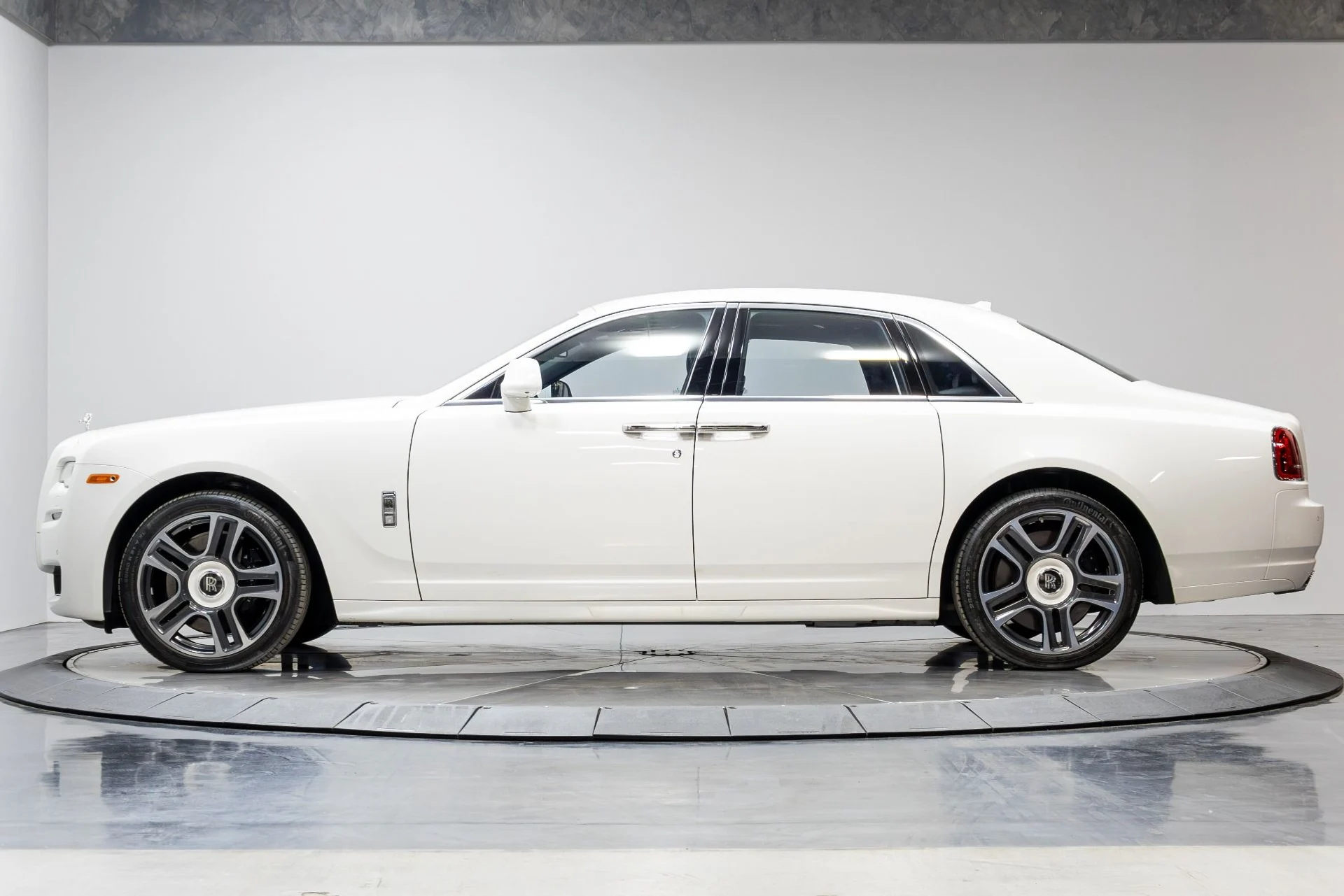 mph049_3565237040_Used_2016_Rolls_Royce_Ghost_1775019332_c39085da93