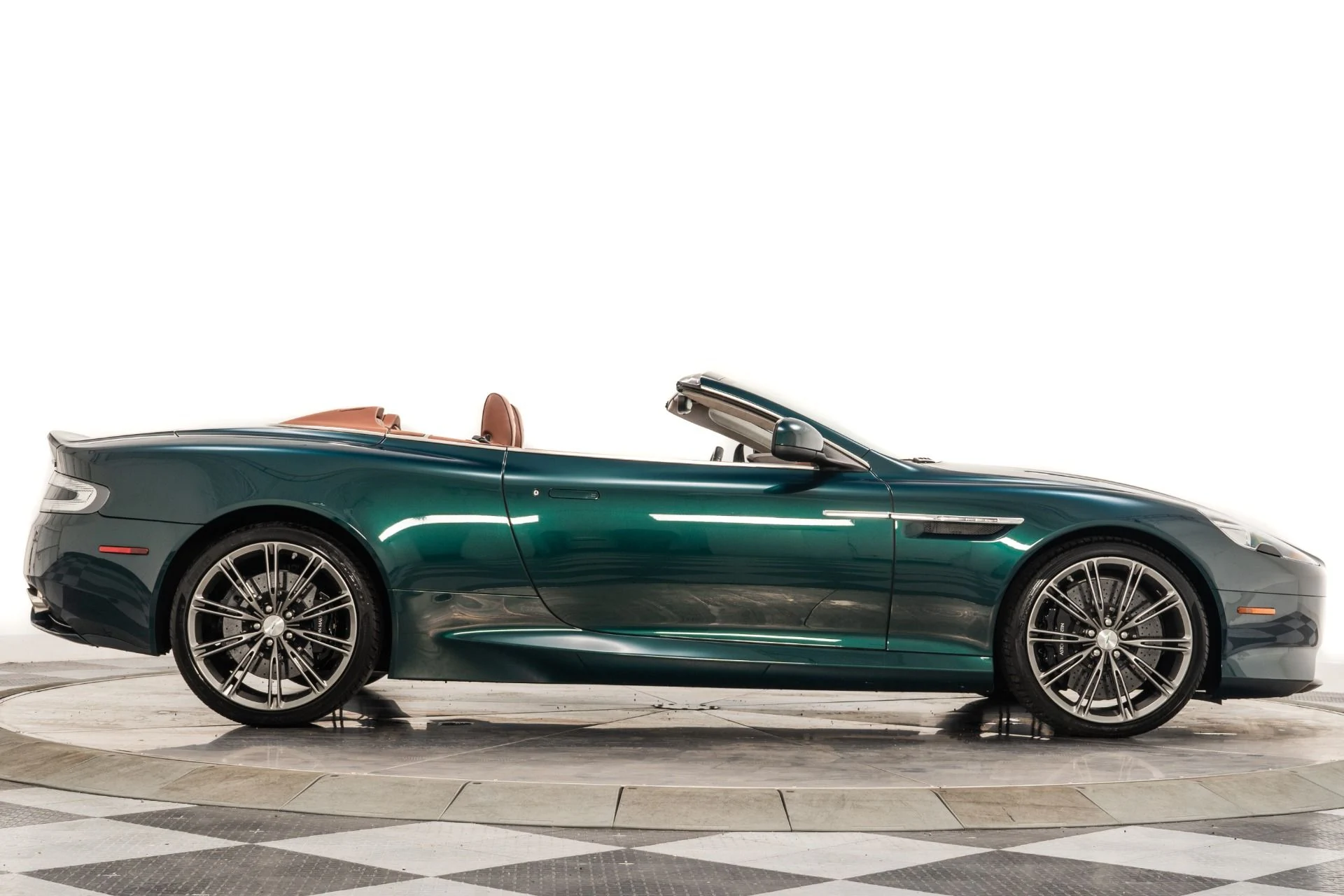 mph049_3633452613_Used_2015_Aston_Martin_DB_9_Volante_1759413215_a06c681579