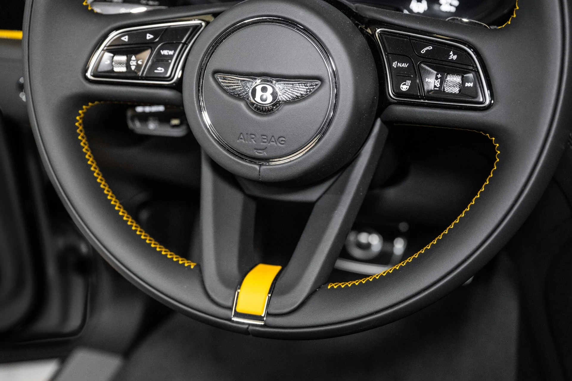 mph049_3717892164_Used_2024_Bentley_Bentayga_Azure_V8_1758720540_9b3605d983