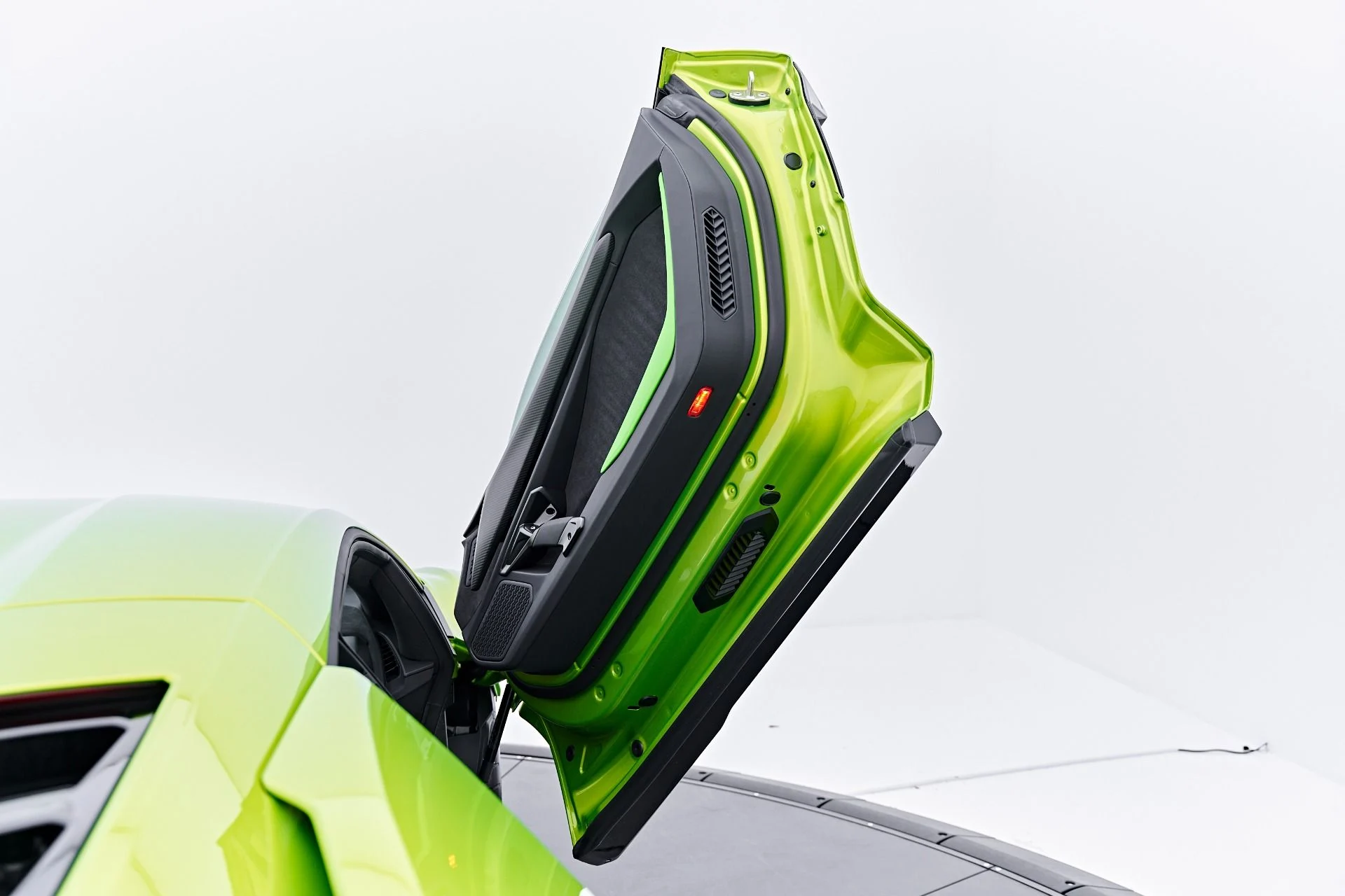 mph049_3867161987_Used_2025_Lamborghini_Revuelto_Base_1785289427_78821a8b99
