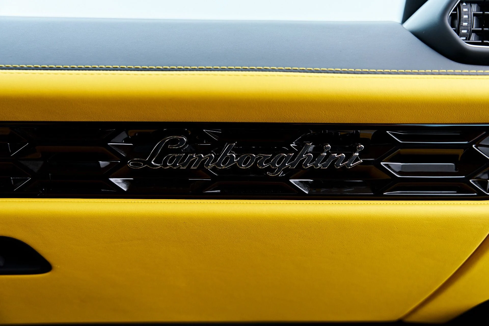 mph049_3883621146_Used_2024_Lamborghini_Huracan_Tecnica_Base_1788455445_27fd5a52c3