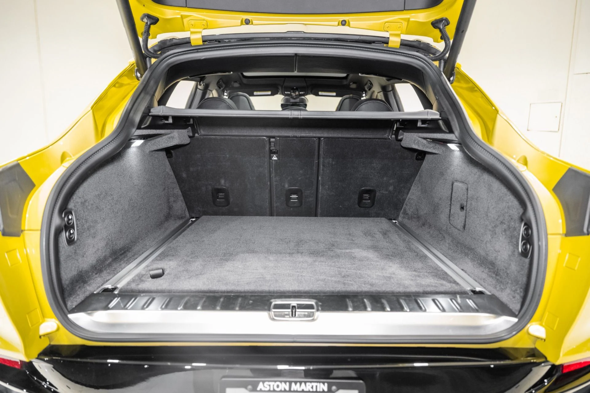 mph049_3957346458_Used_2025_Aston_Martin_DBX_707_1768581012_3cb6765e7e