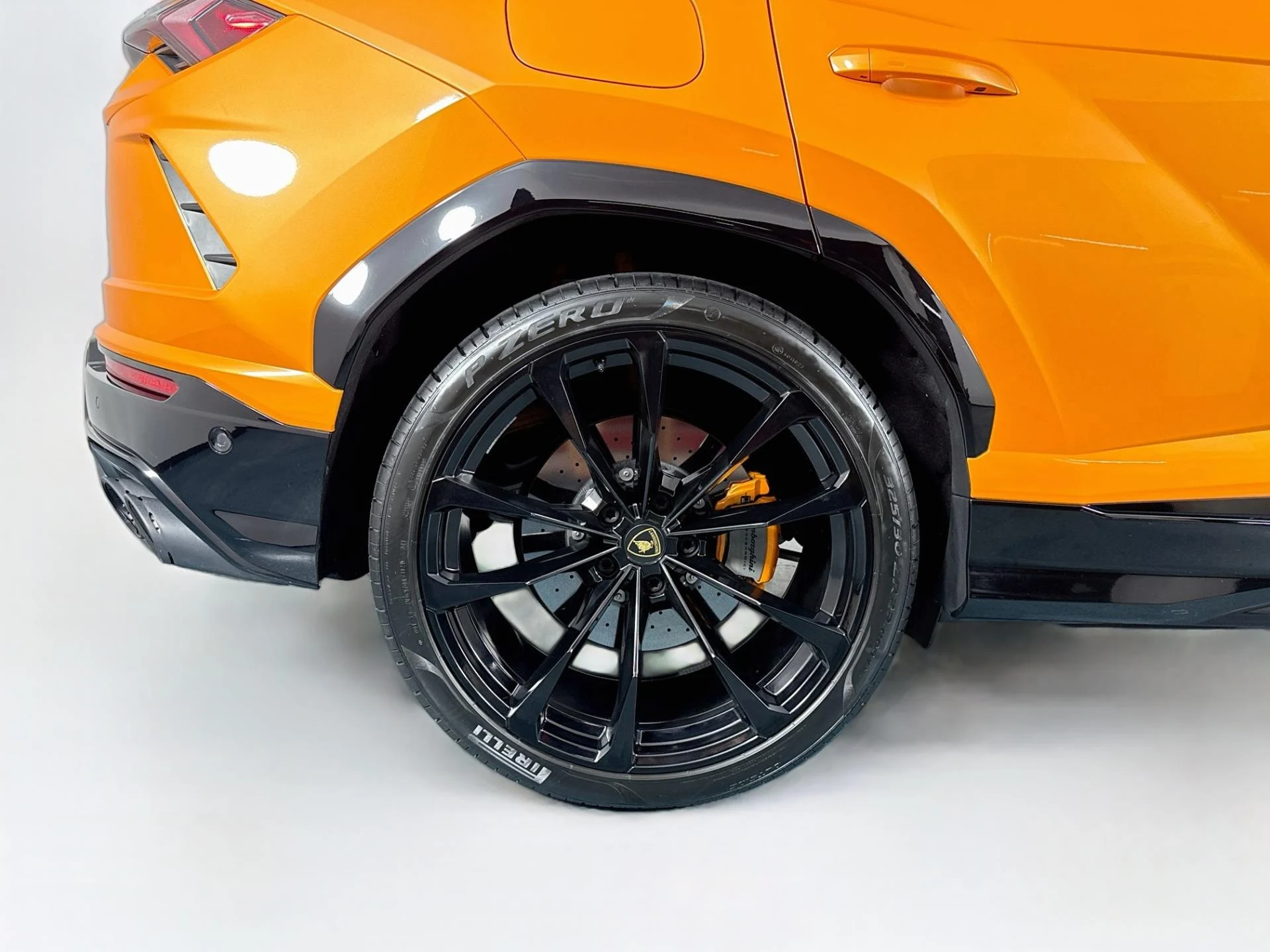 mph049_3963955539_Used_2022_Lamborghini_Urus_1790289787_a21a783d30