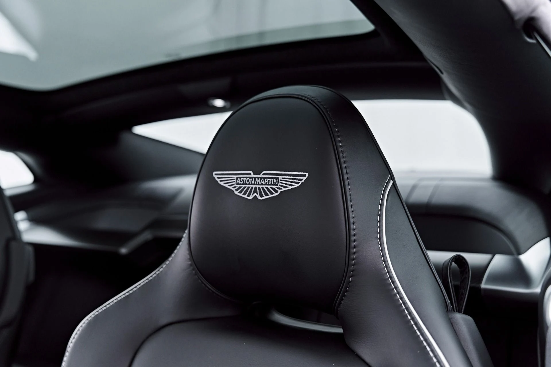 mph049_40013868_Used_2025_Aston_Martin_Vanquish_V12_1786045852_9e1e61a19f