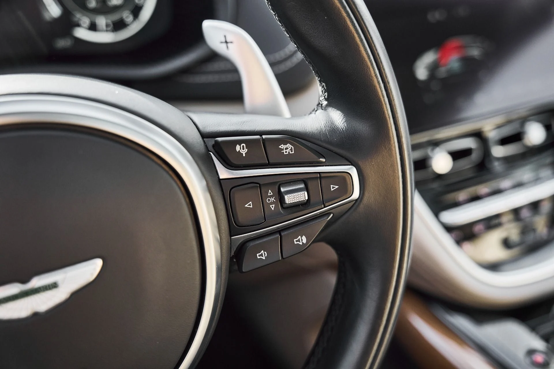 mph049_4055098408_Used_2023_Aston_Martin_DBX_707_1774652456_75f3def518