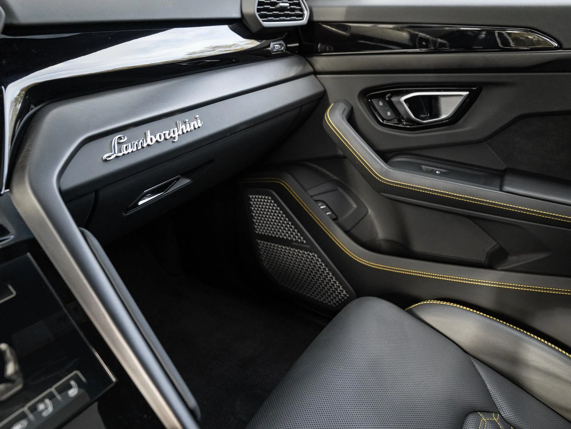 mph049_4059670961_Used_2022_Lamborghini_Urus_AWD_1777086191_4df0133d1c