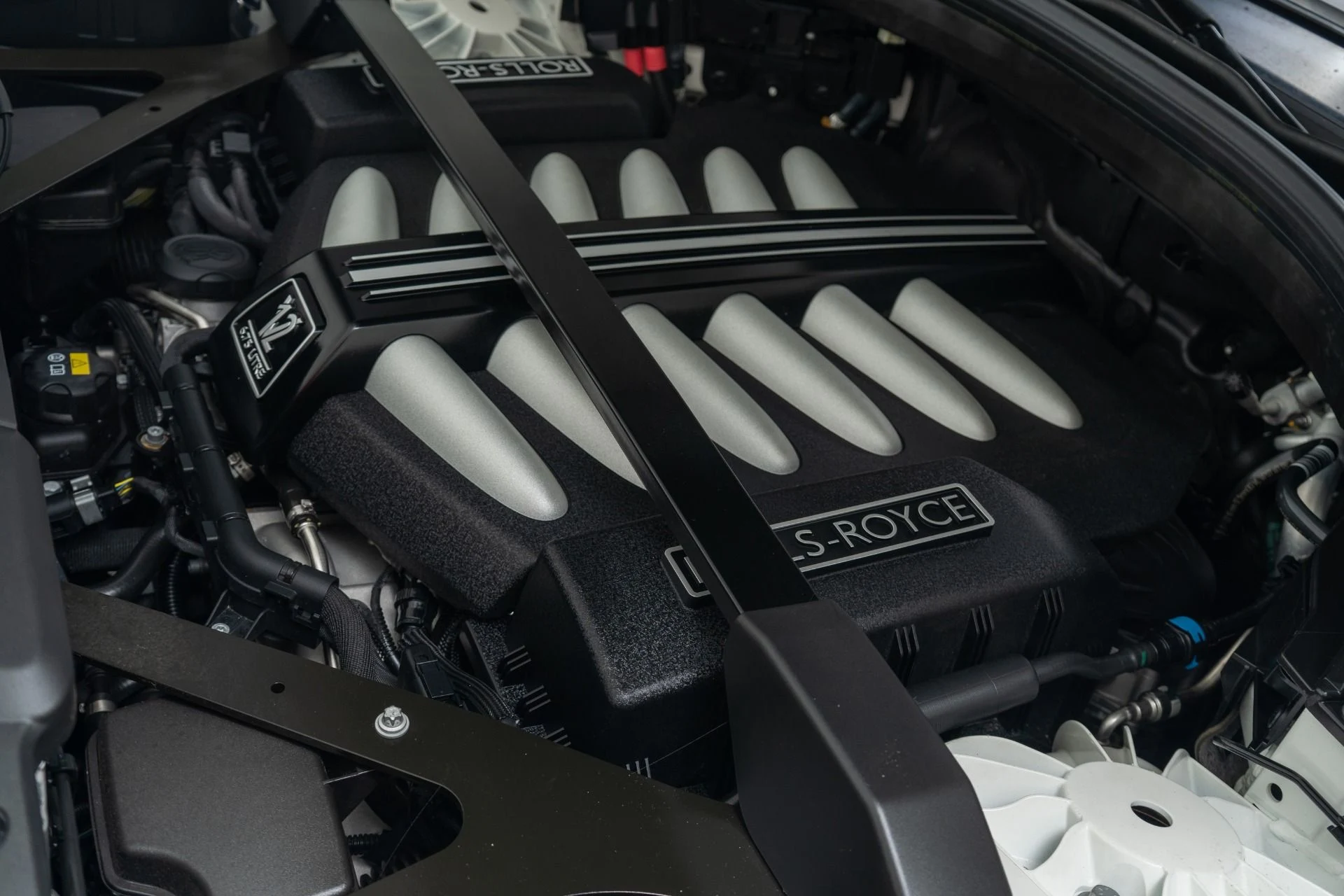 mph049_4075317296_Used_2020_Rolls_Royce_Cullinan_Polished_22_Wheels_Rear_Theatre_Configuration_Rolls_Royce_Bespoke_Audio_1771596522_a64c292a0d