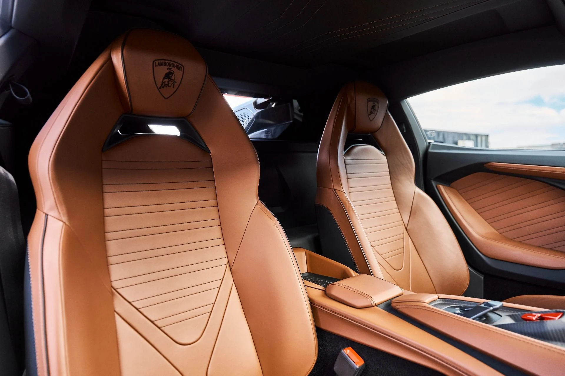 mph049_4135502797_Used_2025_Lamborghini_Revuelto_Base_1777078159_4c327f328e