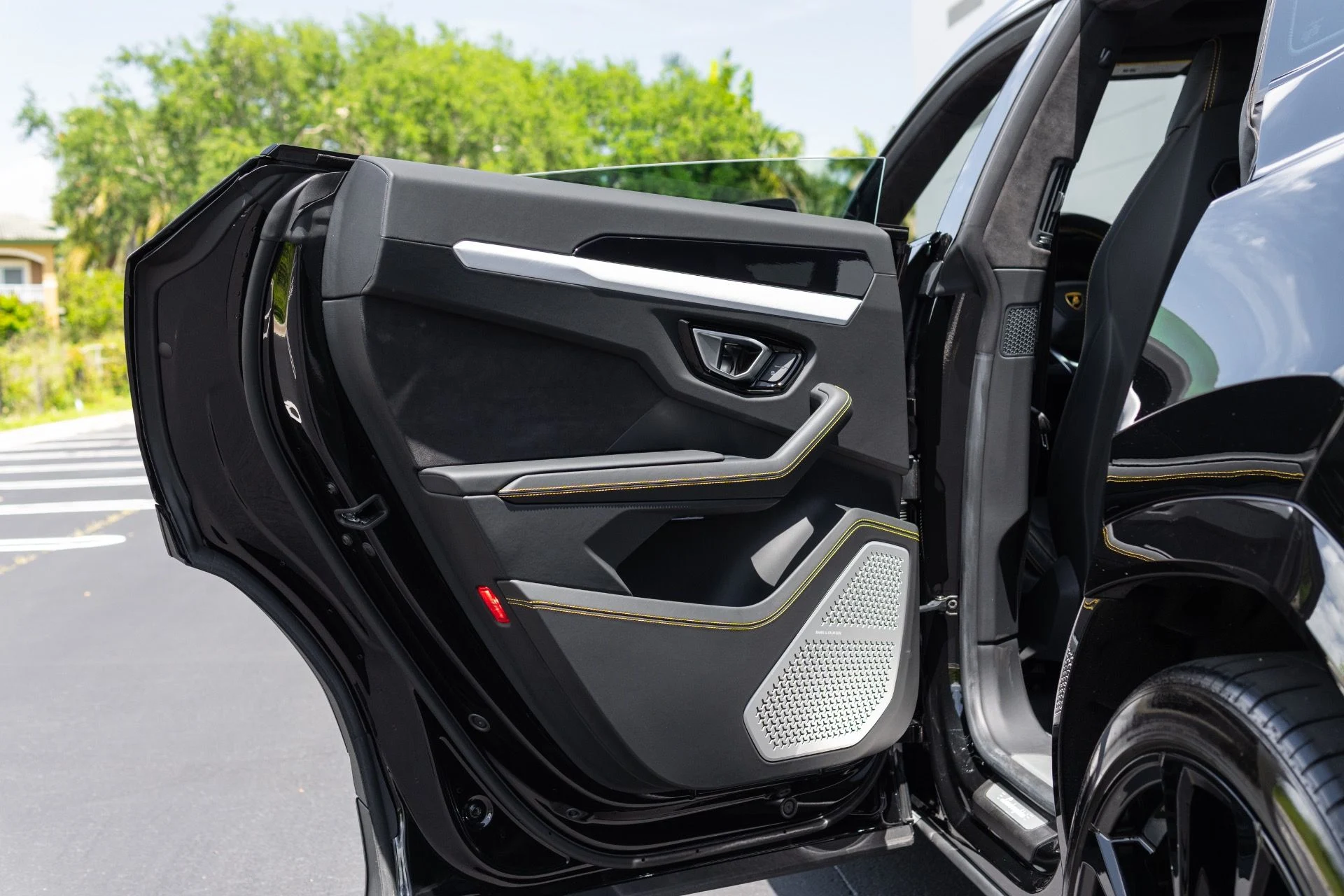 mph049_4173077274_Used_2022_Lamborghini_Urus_1776127481_273c436694