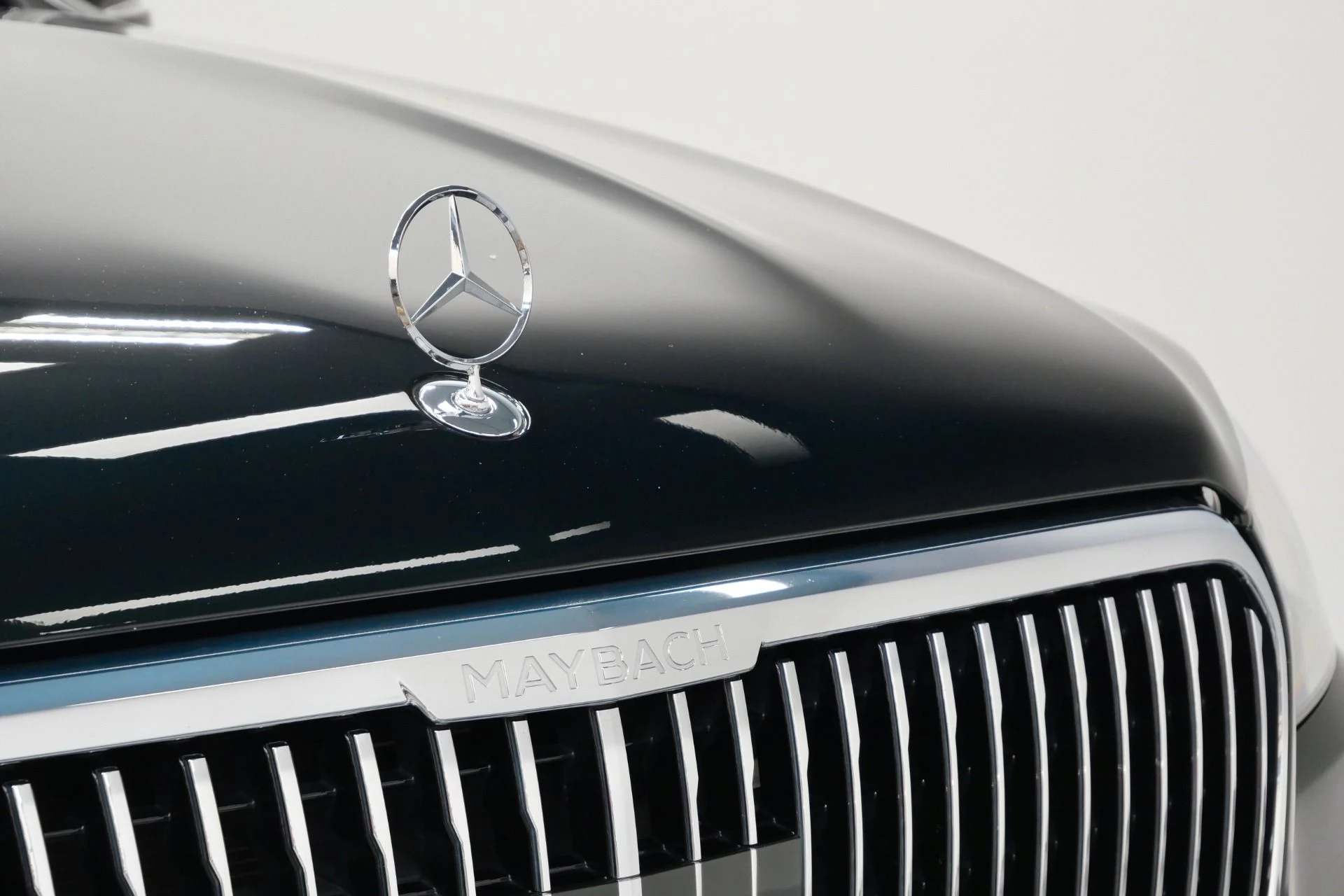 mph049_4189309837_Used_2022_Mercedes_Benz_Maybach_GLS_600_4_MATIC_Beautiful_Colors_Four_Seat_Configuration_Walnut_Trim_1776795080_ae88a1178f