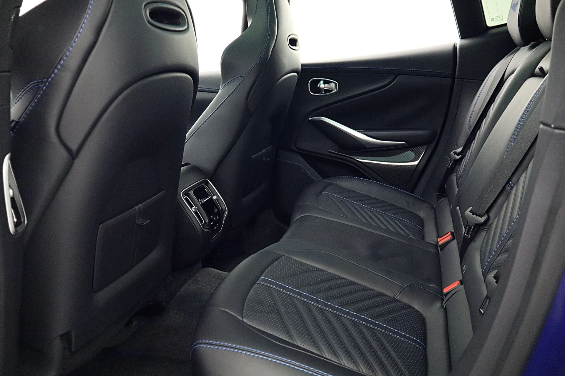 mph049_4205402938_Used_2023_Aston_Martin_DBX_707_9637f528e5