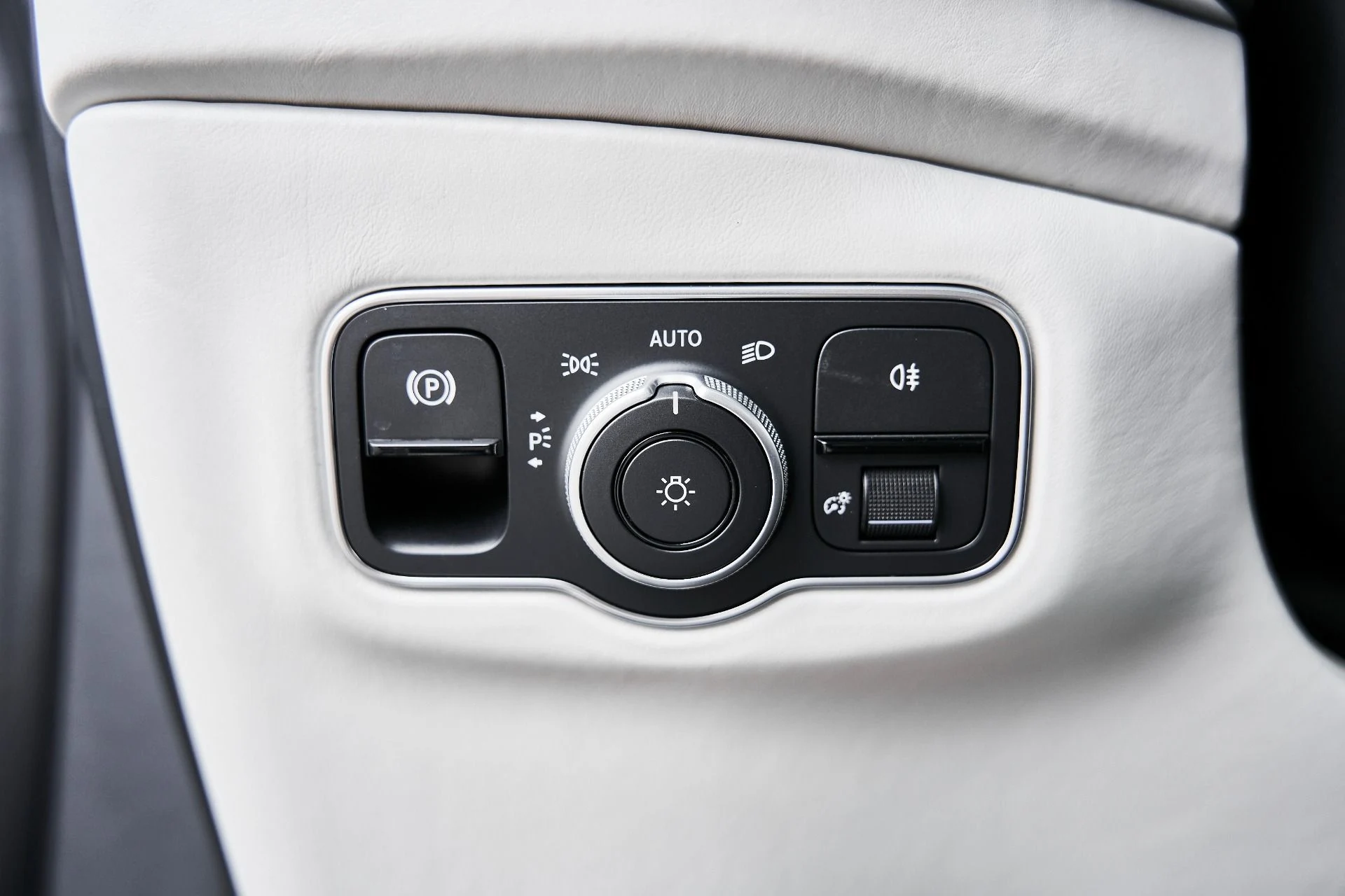 mph049_4271020120_Used_2025_Aston_Martin_DBX_707_1775008017_747fa0fee9