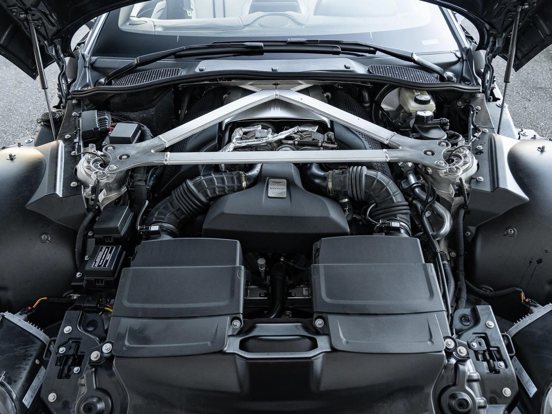 mph049_4273017165_Used_2021_Aston_Martin_Vantage_Roadster_1767733786_2c6032d68c