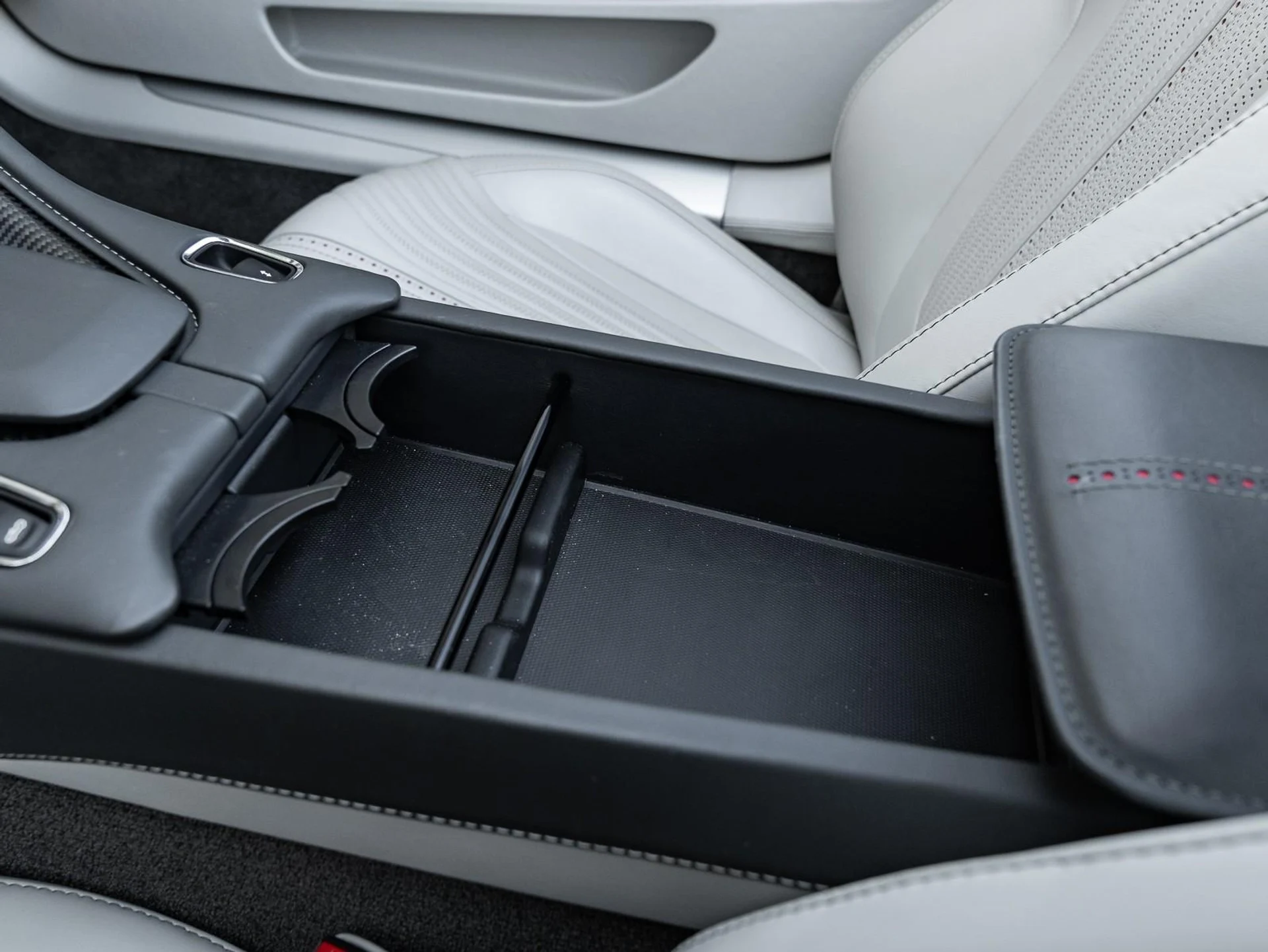 mph049_432024166_Used_2022_Aston_Martin_DB_11_Volante_1767028121_9038c2929b