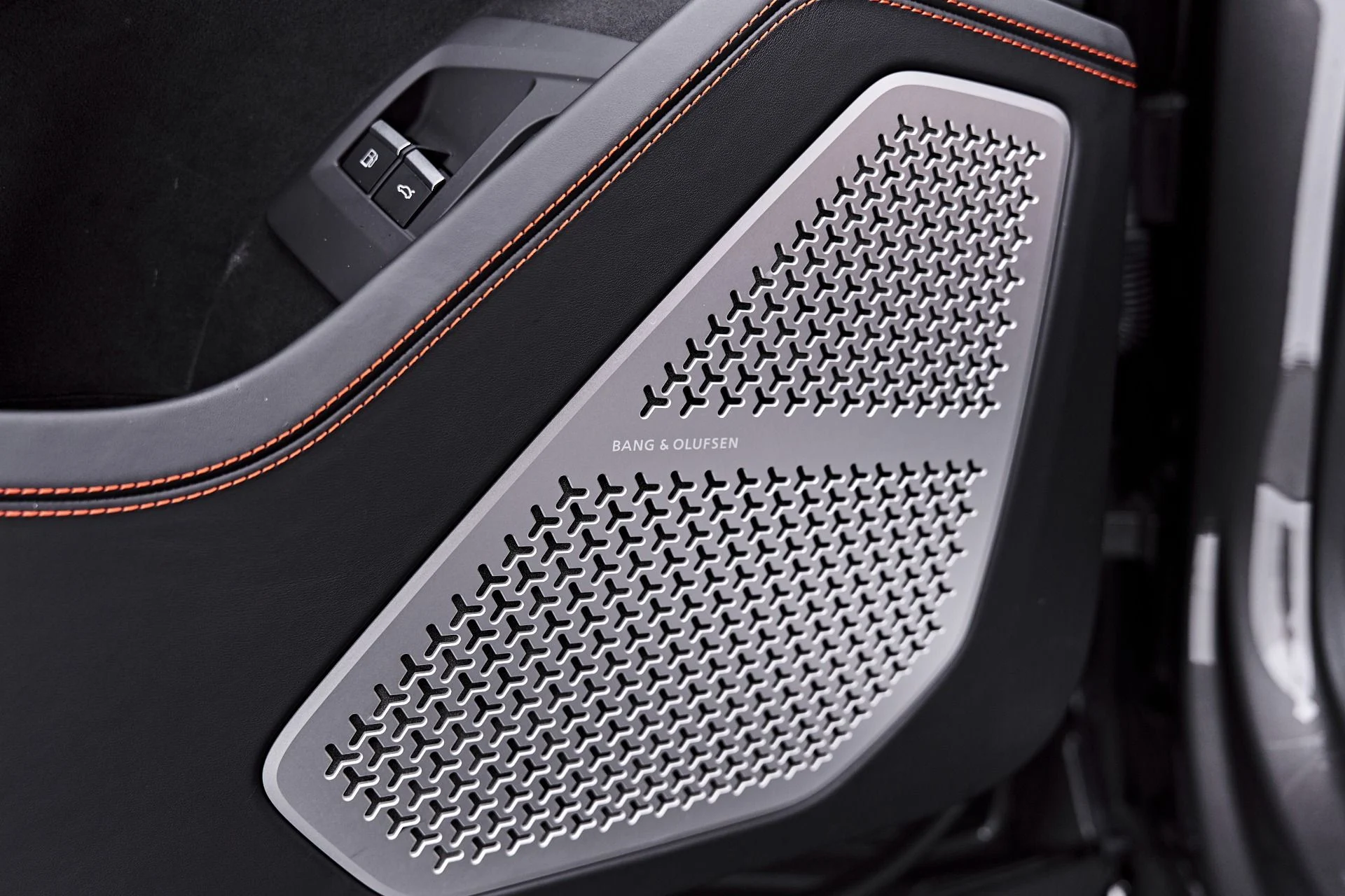 mph049_486231633_Used_2025_Lamborghini_Urus_SE_1788282740_7be1c1c1de