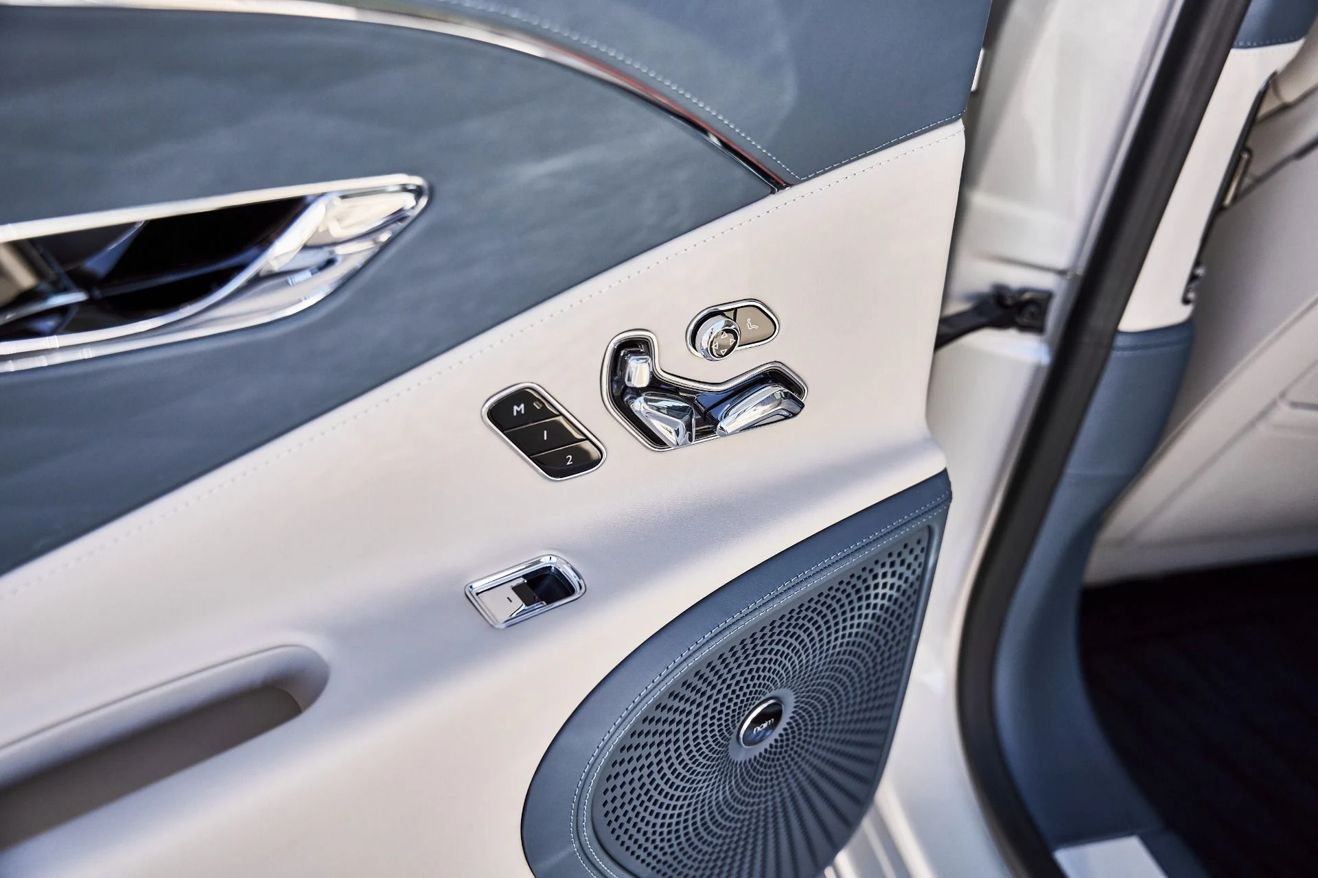 mph049_690400561_Used_2022_Bentley_Flying_Spur_W12_1781229056_dea9e506ec