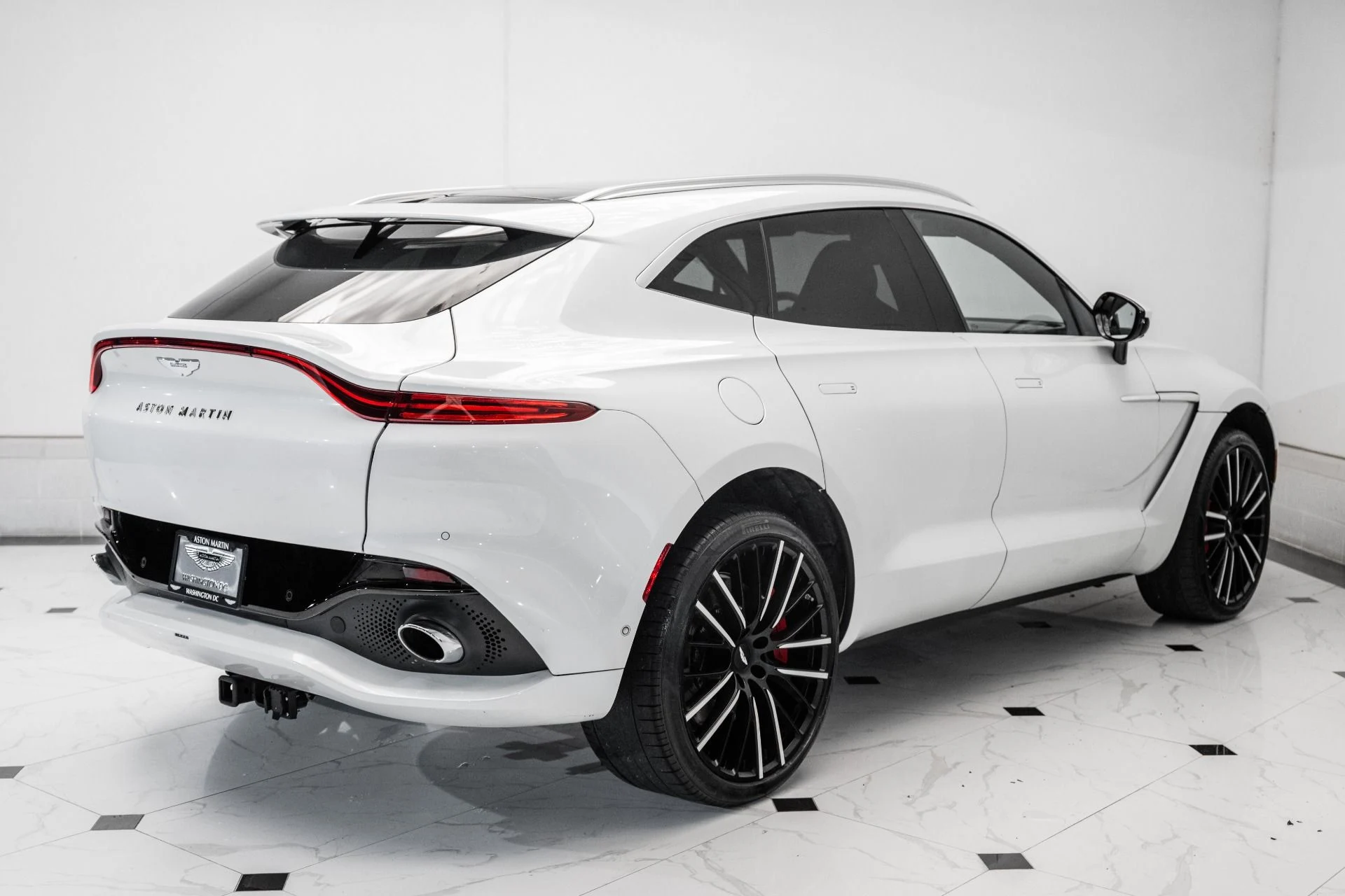 mph049_725712112_Used_2023_Aston_Martin_DBX_1759420185_5211370120