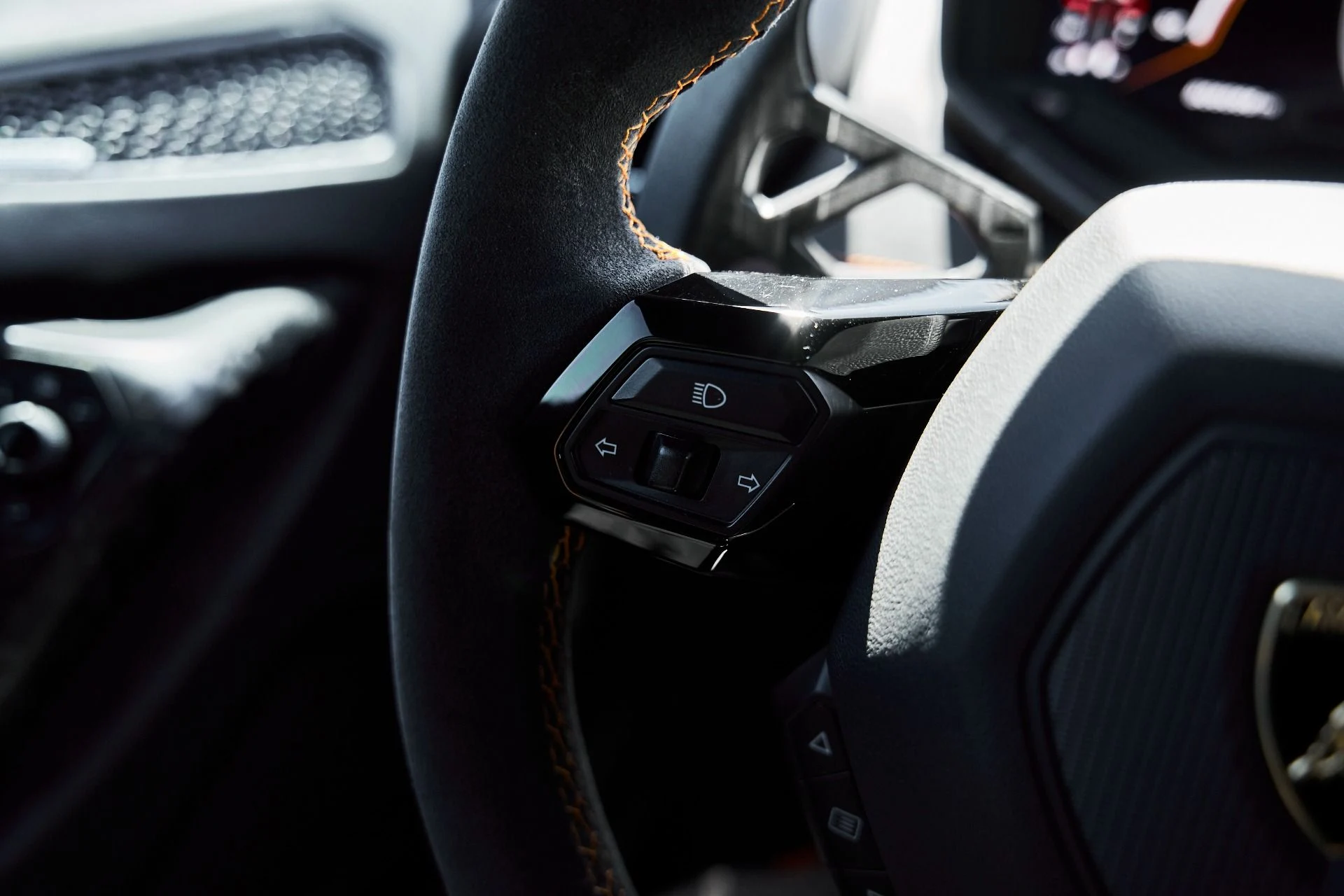 mph049_752834588_Used_2020_Lamborghini_Huracan_EVO_Base_1777394852_8d2c8e29cd