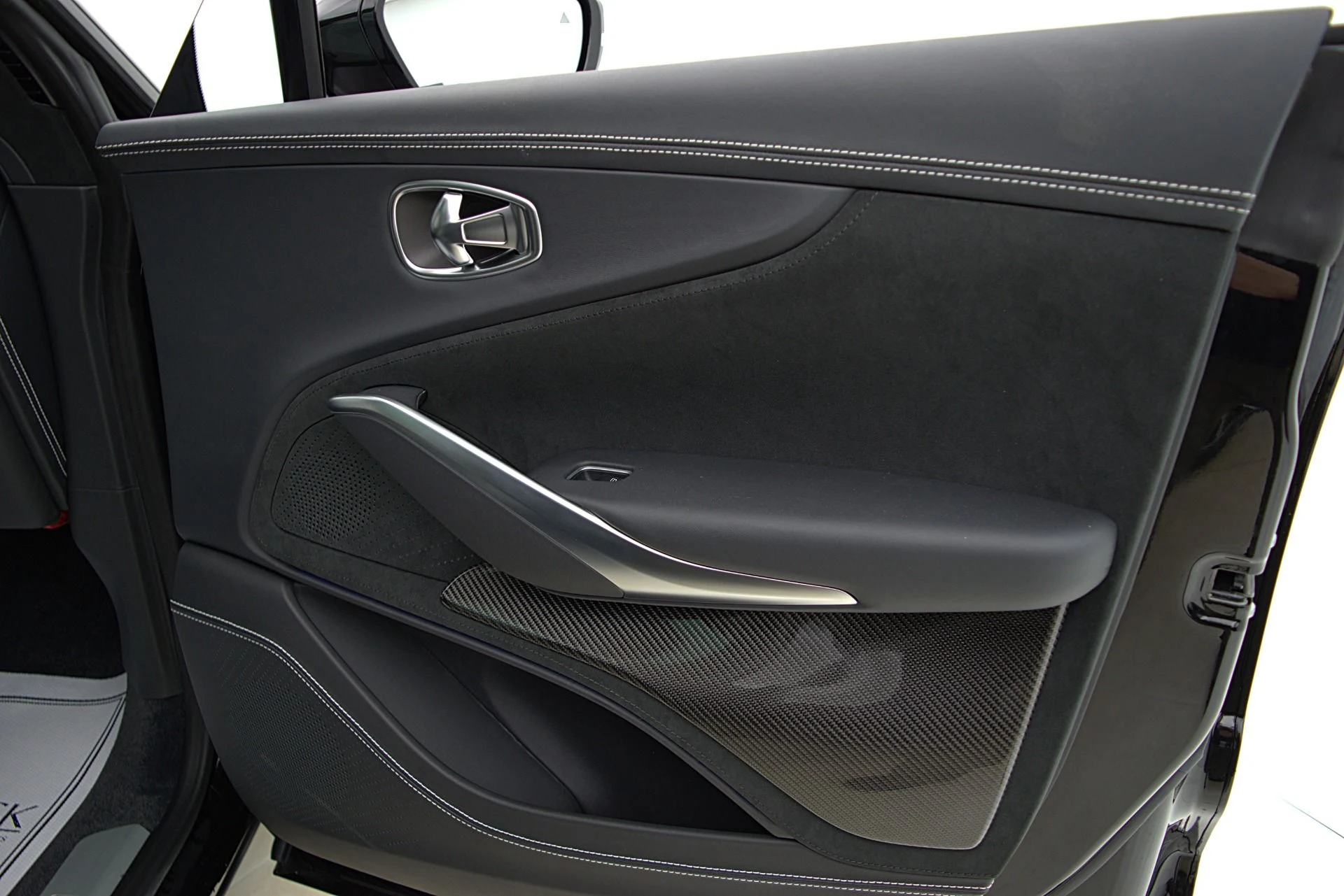 mph049_826726962_Used_2023_Aston_Martin_DBX_707_9836814b70