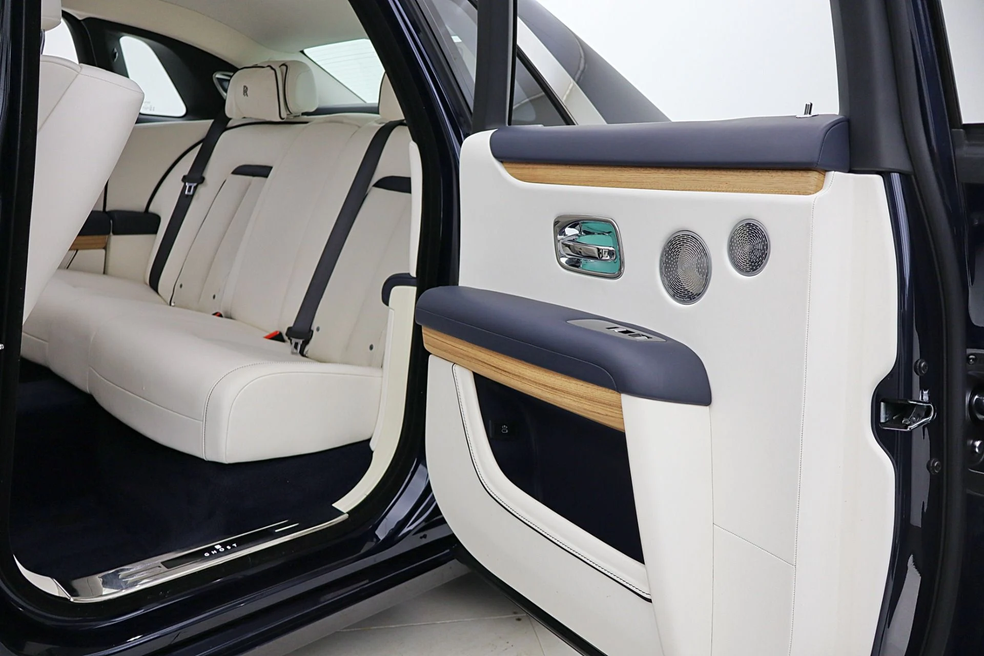 mph049_905814074_New_2025_Rolls_Royce_Ghost_LEASE_OPTIONS_AVAILABLE_2057636a33