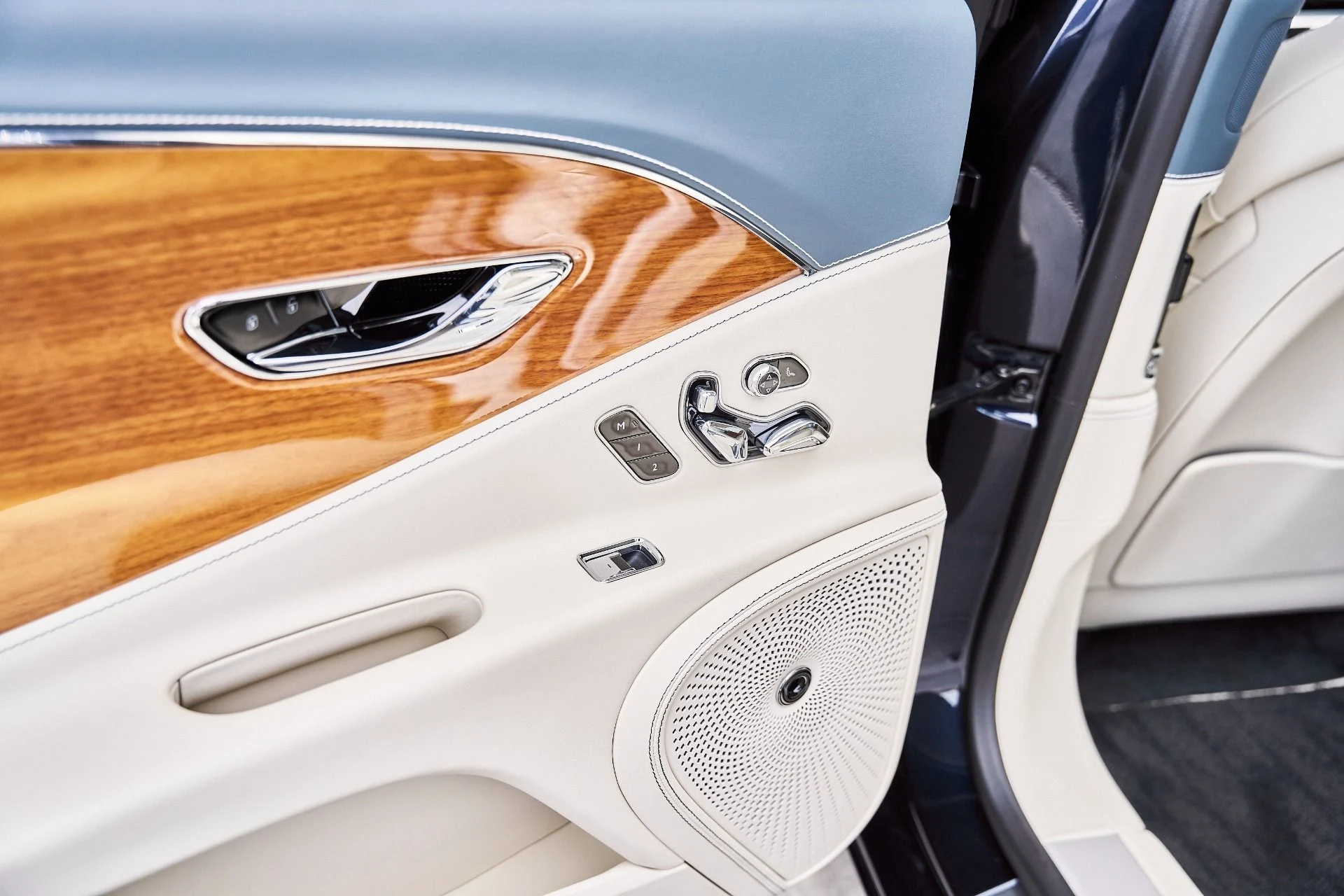 mph049_920109537_Used_2021_Bentley_Flying_Spur_V8_1779867090_658fa208c7