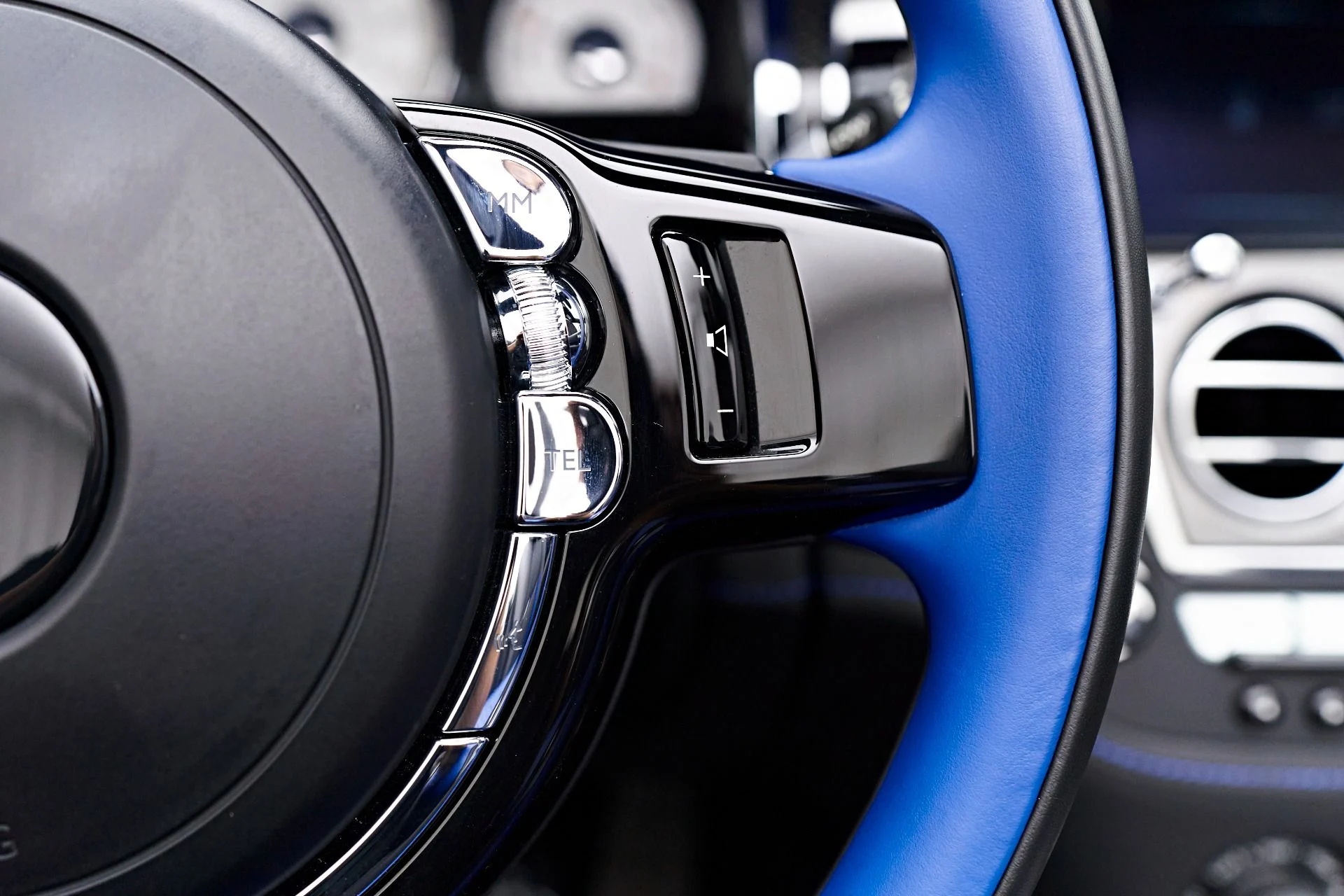 mph050_1009081172_Used_2018_Rolls_Royce_Dawn_Base_1712097649_ff092c4077