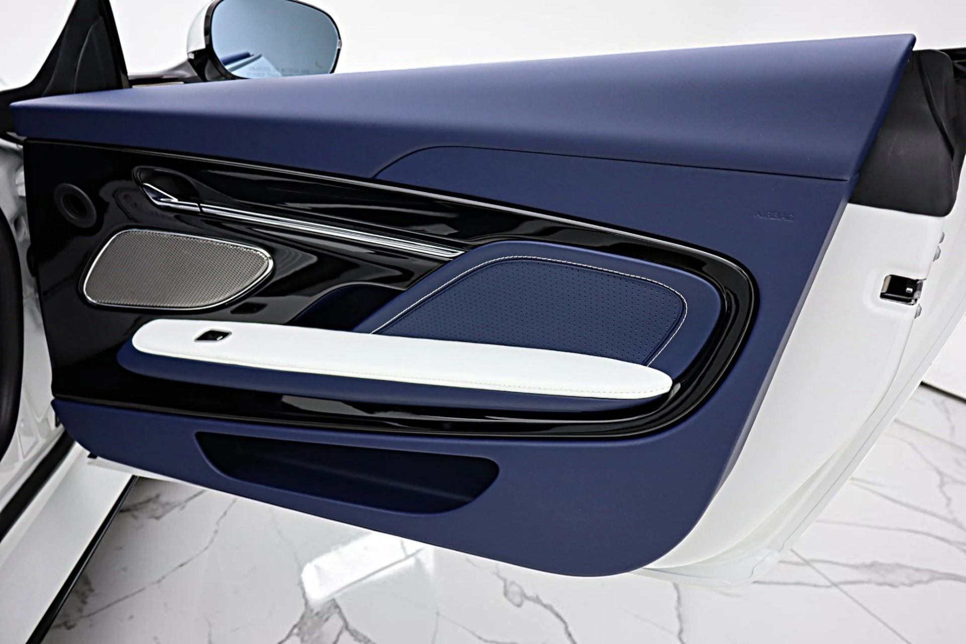 mph050_1054077189_New_2026_Aston_Martin_DB_12_S_Volante_bb8ff6520f