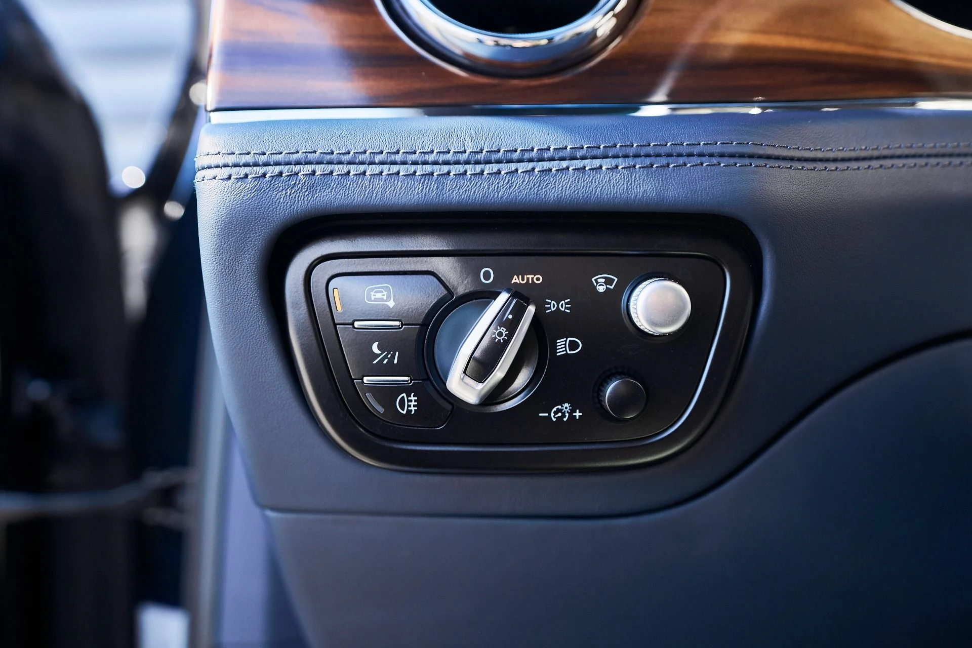 mph050_1130650141_Used_2021_Bentley_Bentayga_V8_1764209052_385191b115