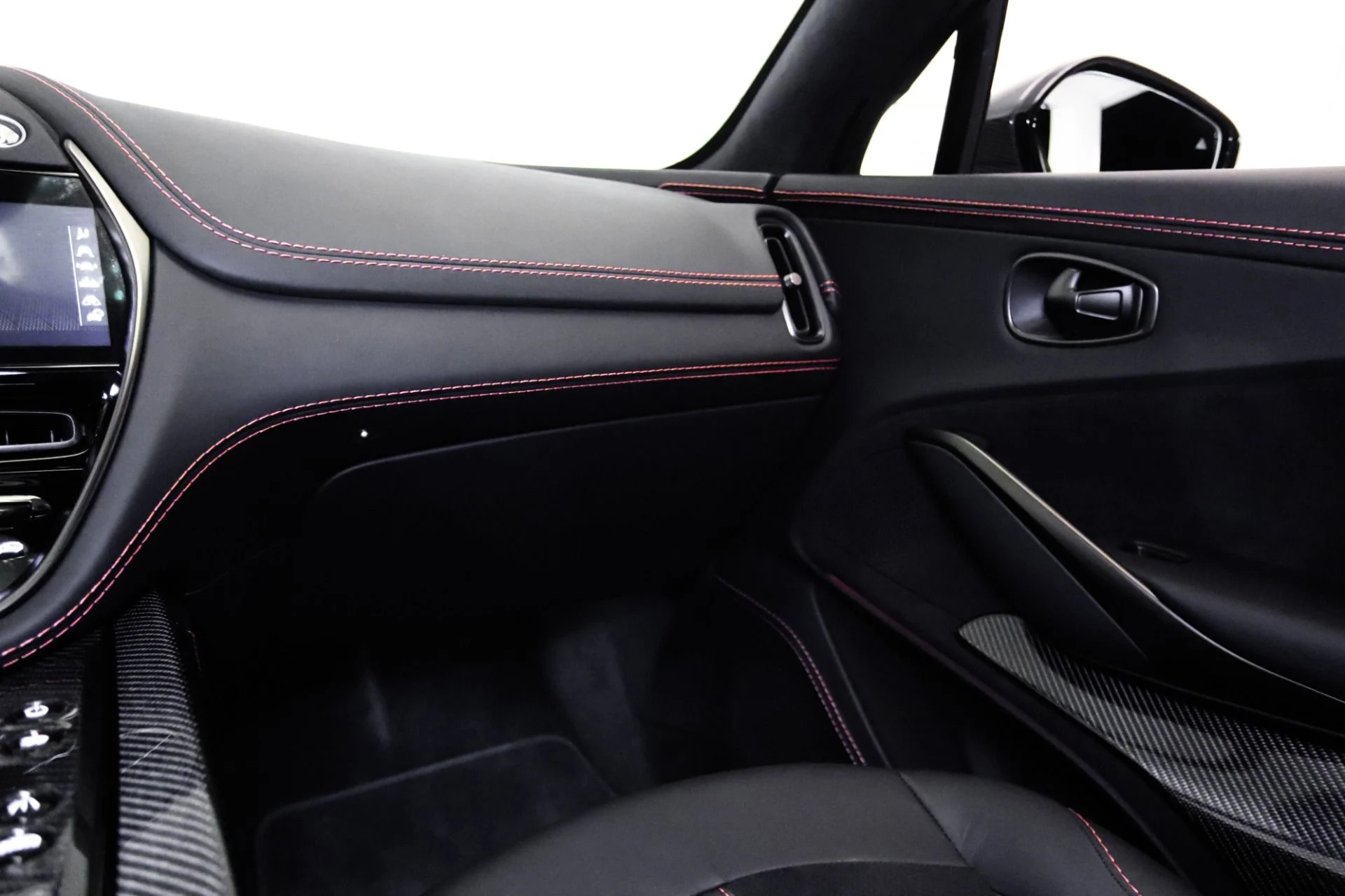 mph050_1141209720_Used_2023_Aston_Martin_DBX_707_1744811574_5fc7e626c6