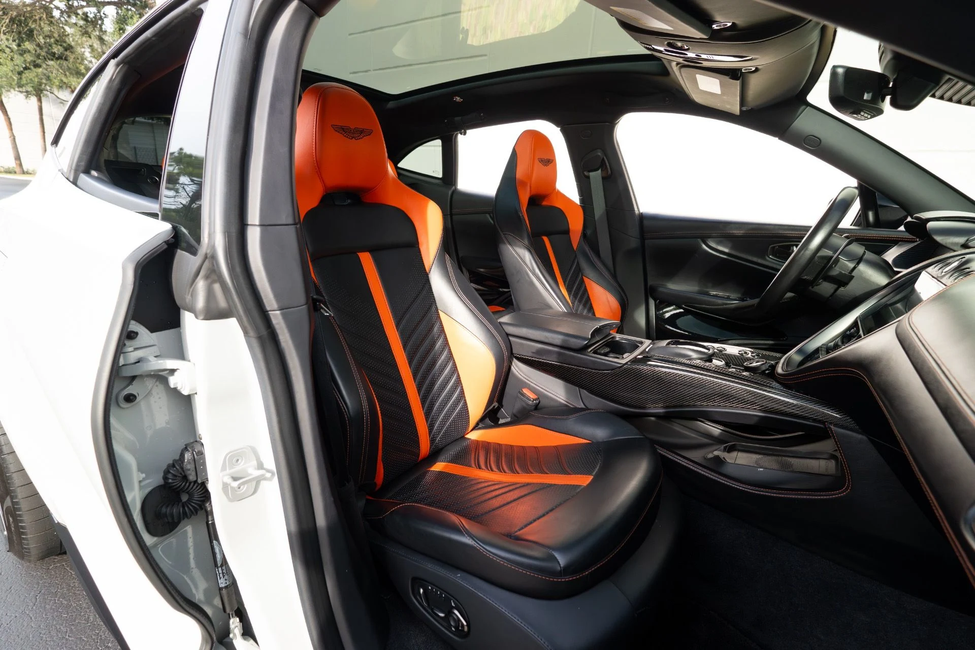 mph050_114831776_Used_2023_Aston_Martin_DBX_707_1756441431_71baa772ed