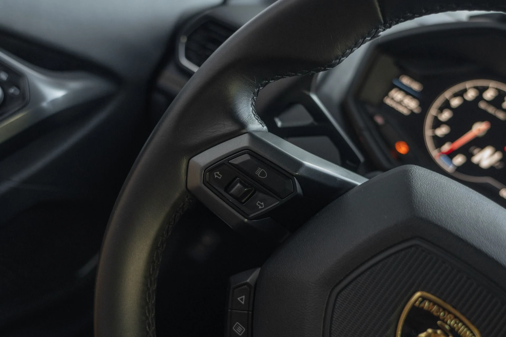 mph050_1161999322_Used_2015_Lamborghini_Huracan_LP_610_4_1761343879_acd9c9879c