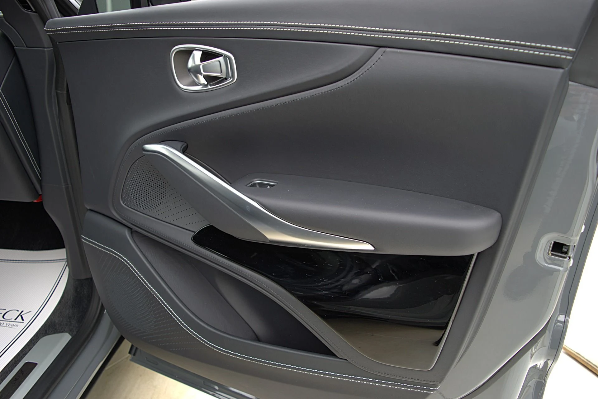 mph050_1217830567_Used_2023_Aston_Martin_DBX_707_9ef4f9993d