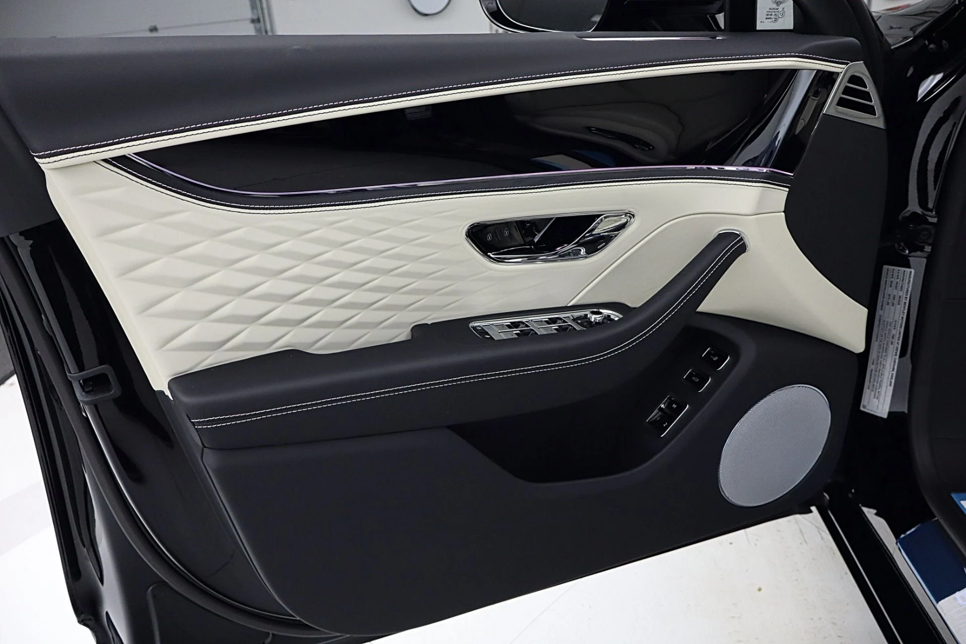 mph050_1265993639_New_2026_BENTLEY_Flying_Spur_Azure_V8_c0cf2c09f3