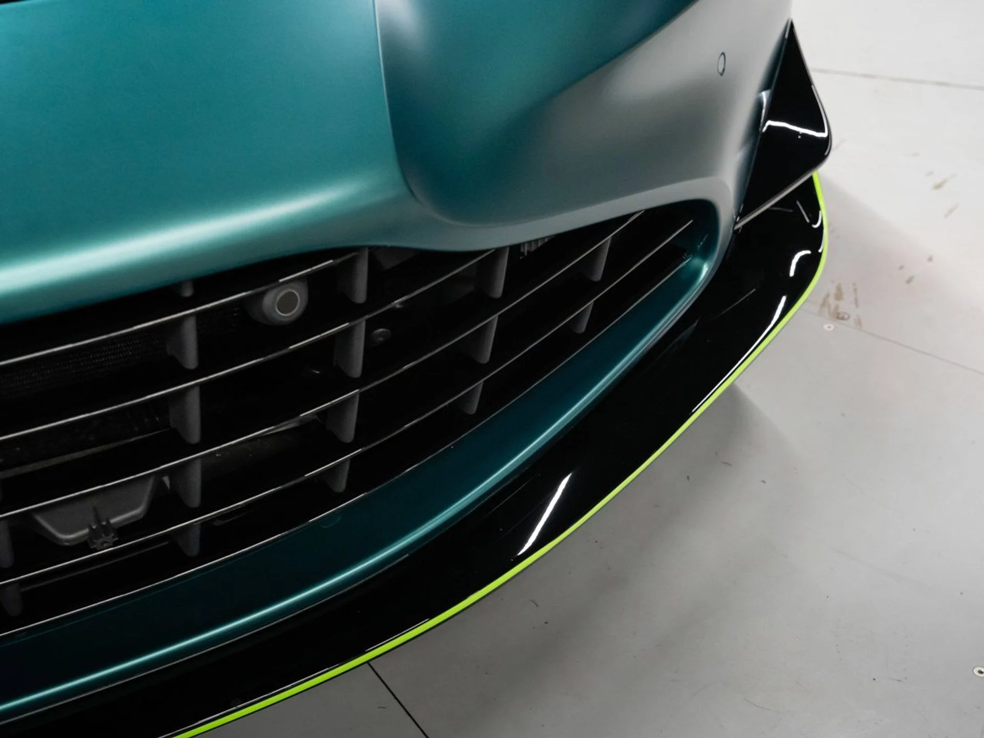 mph050_1303049208_aston_martin_vantage_2023_3bfddc436f