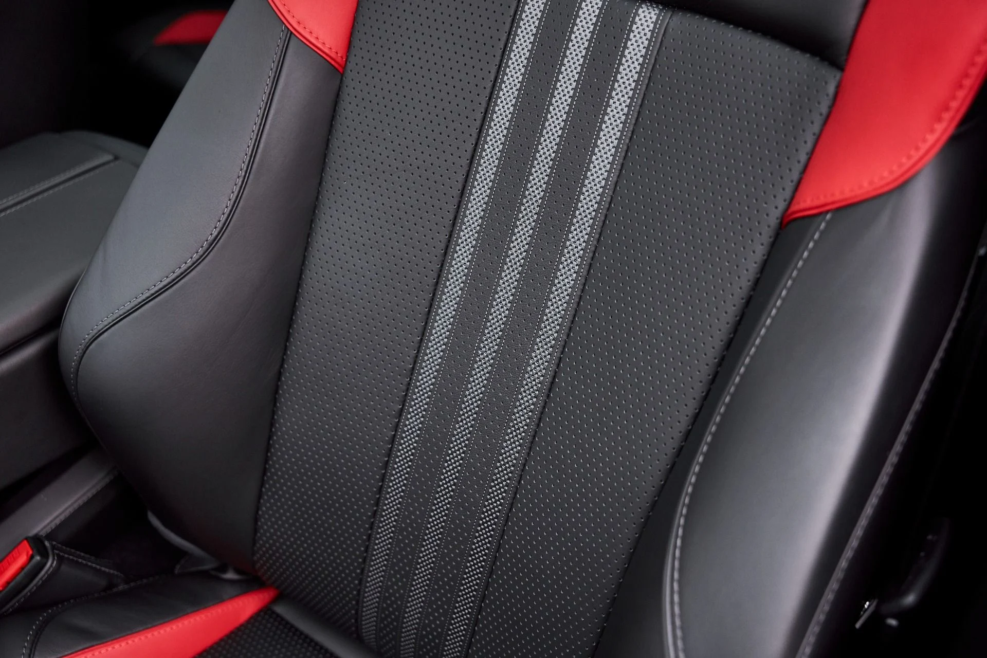 mph050_133151559_Used_2025_Aston_Martin_DBX_707_1766785379_27895c1e04