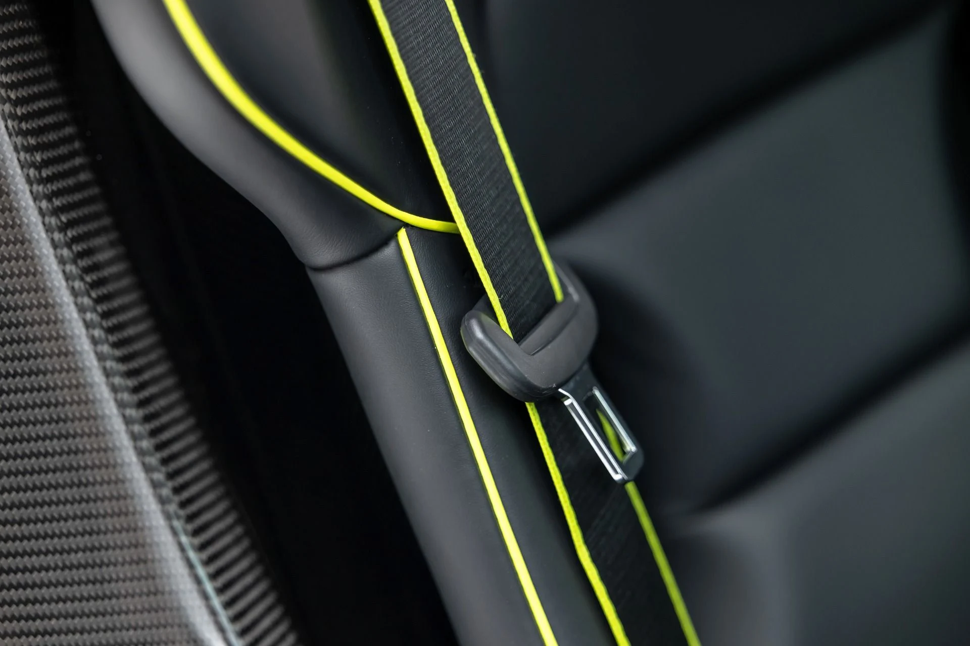 mph050_1365043282_Used_2015_Porsche_918_Spyder_1740676476_4890a62d7b